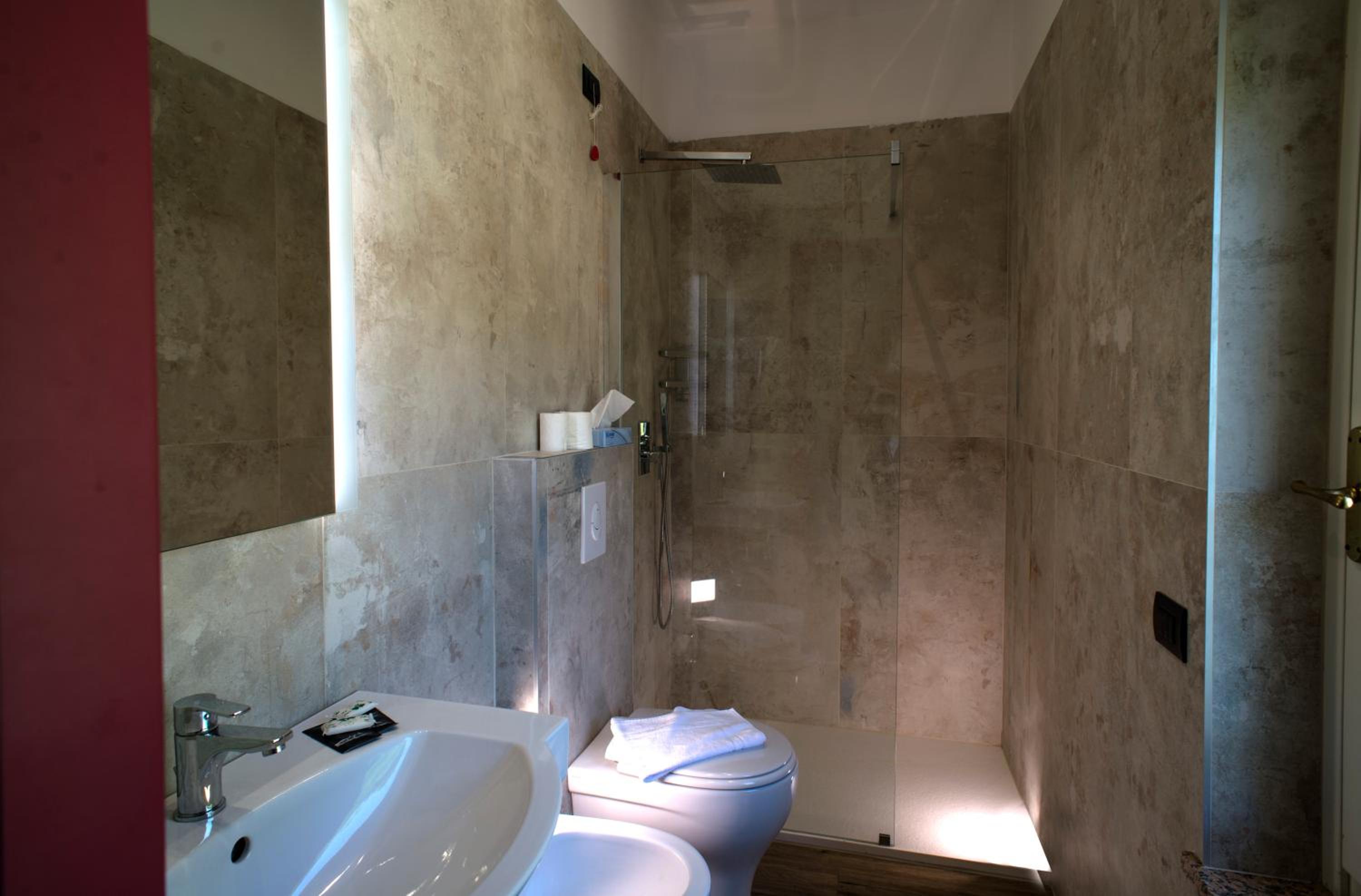Double Room - Photo 9