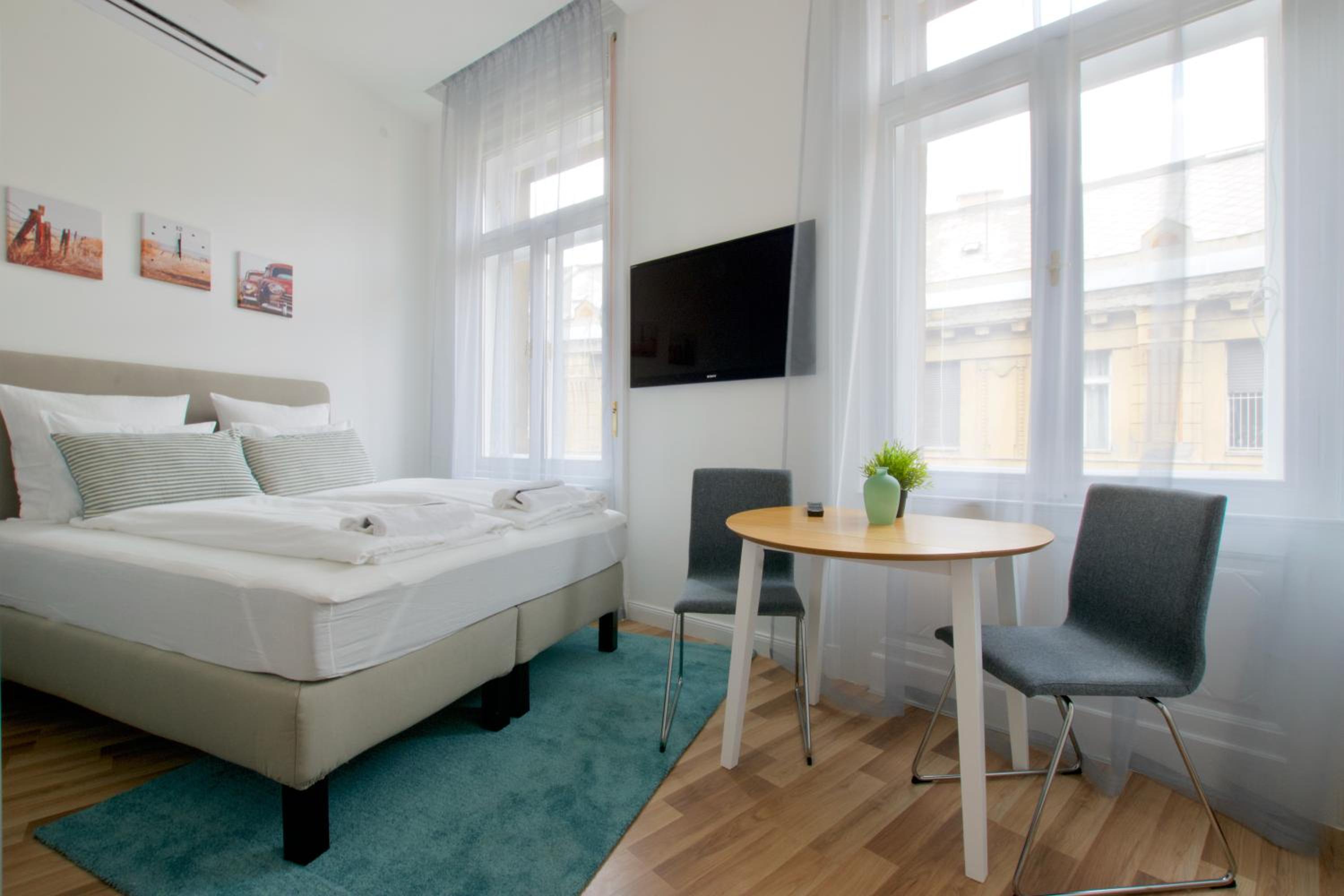 Deluxe Apartment