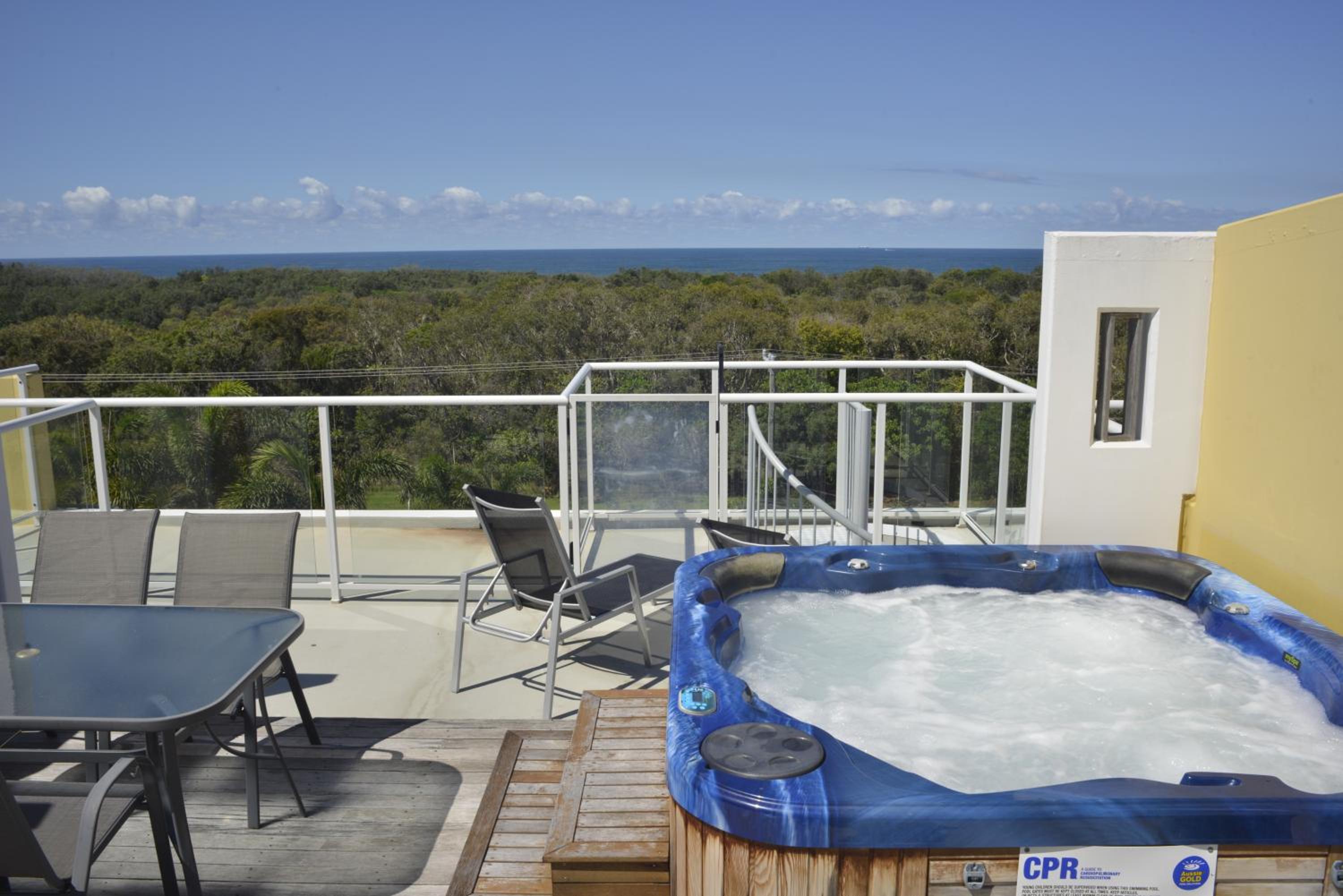 Deluxe Two-Bedroom Apartment with Private Rooftop Spa  photo 2