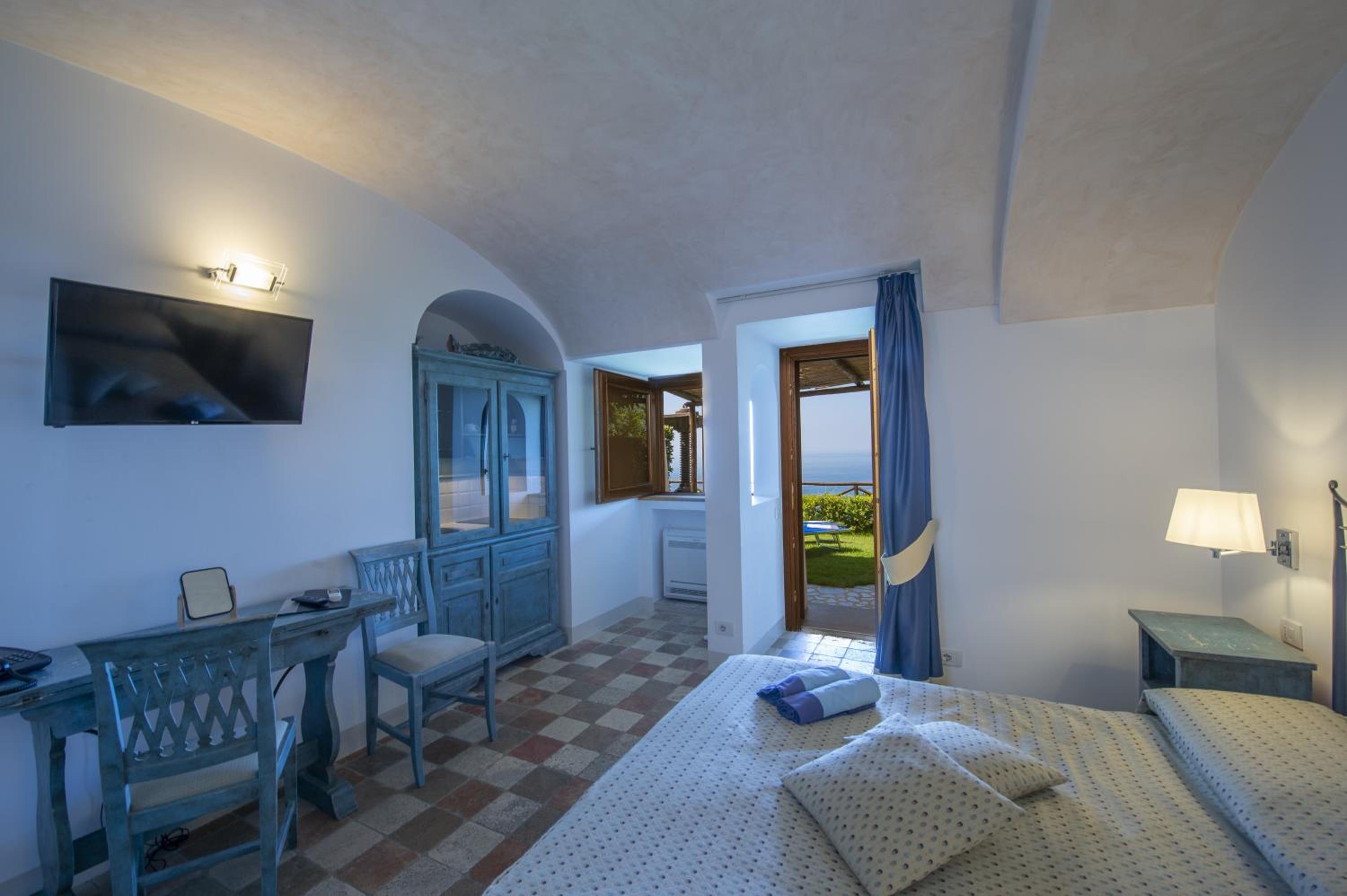 Deluxe Queen Suite - Photo 6