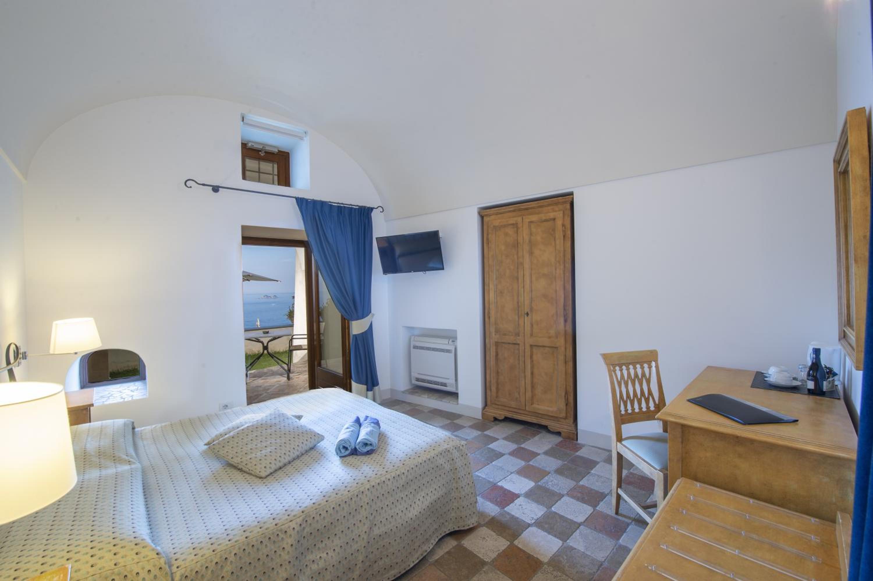 Superior Double Room with Sea View - Photo 5