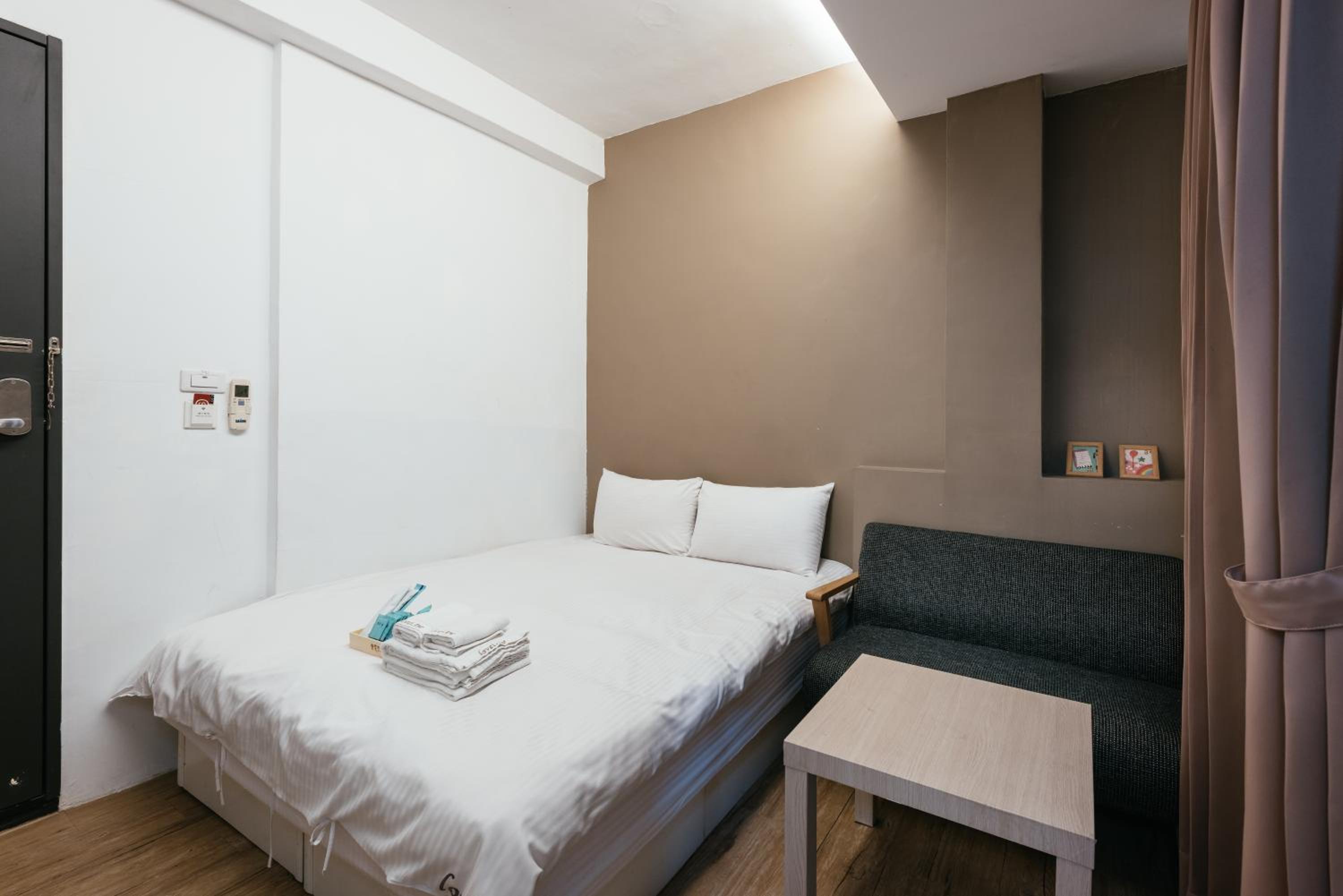 Double Room with Balcony - Photo 6