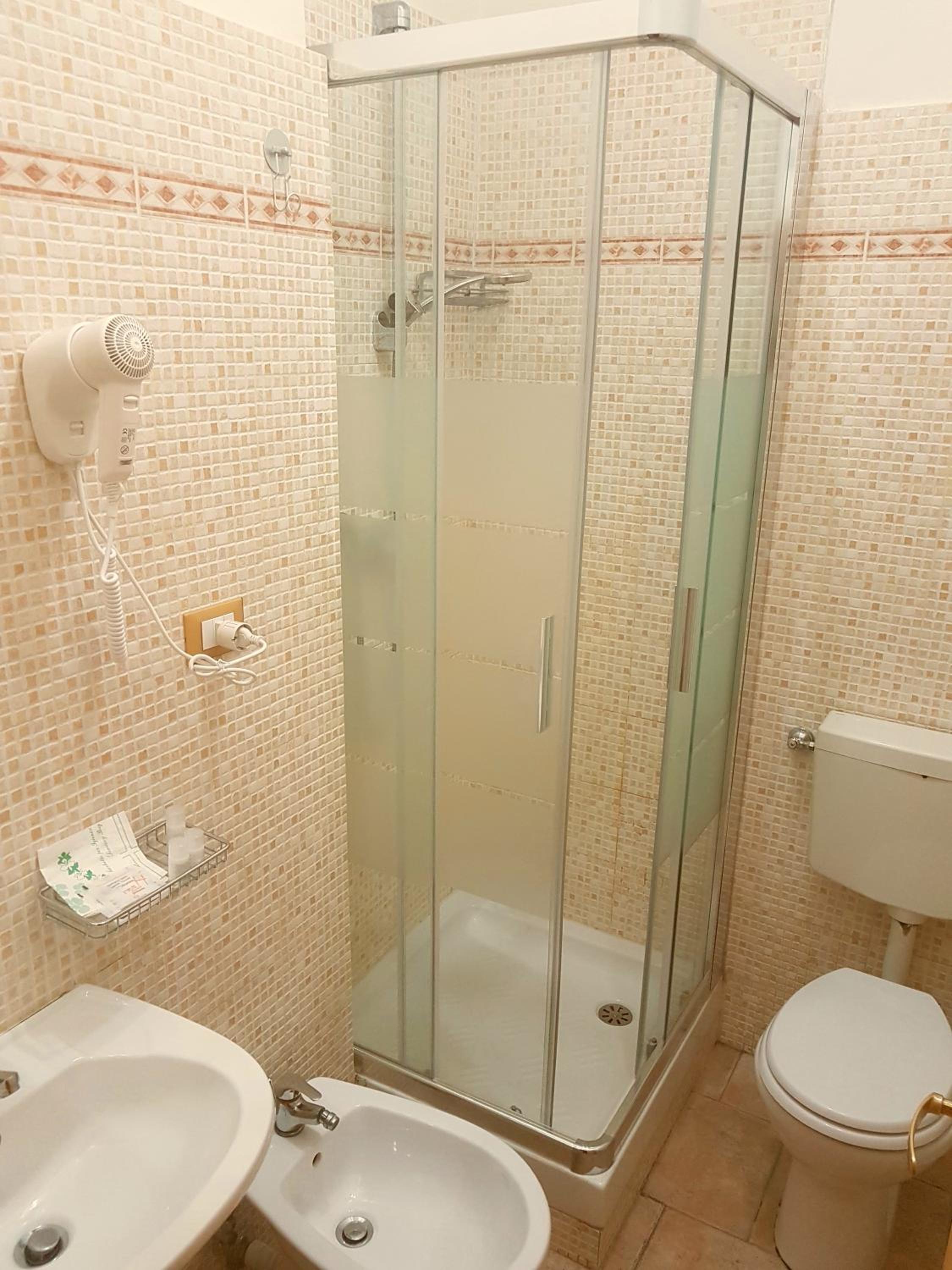 Single Room with Shared Bathroom photo 2