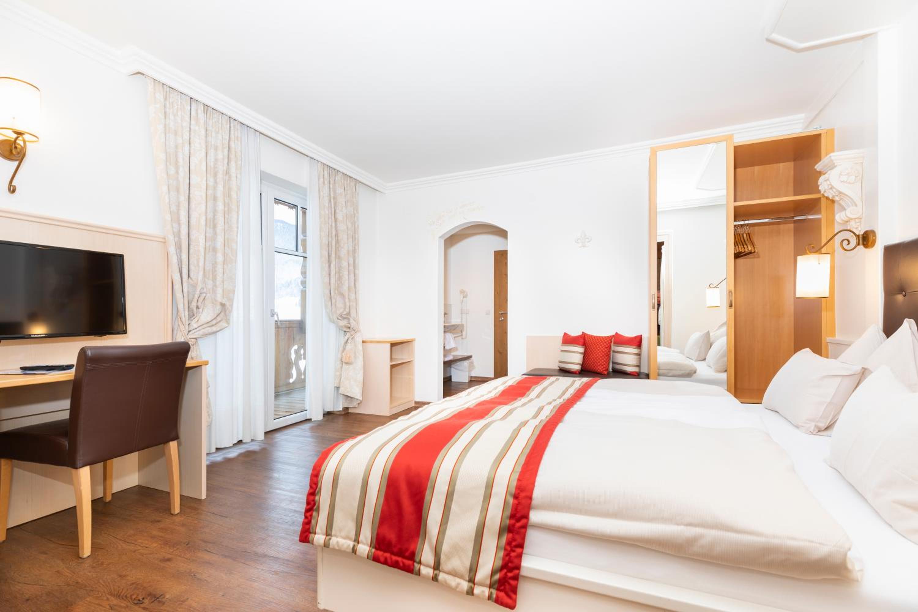 Family Suite with Balcony and Mountain View - Photo 1