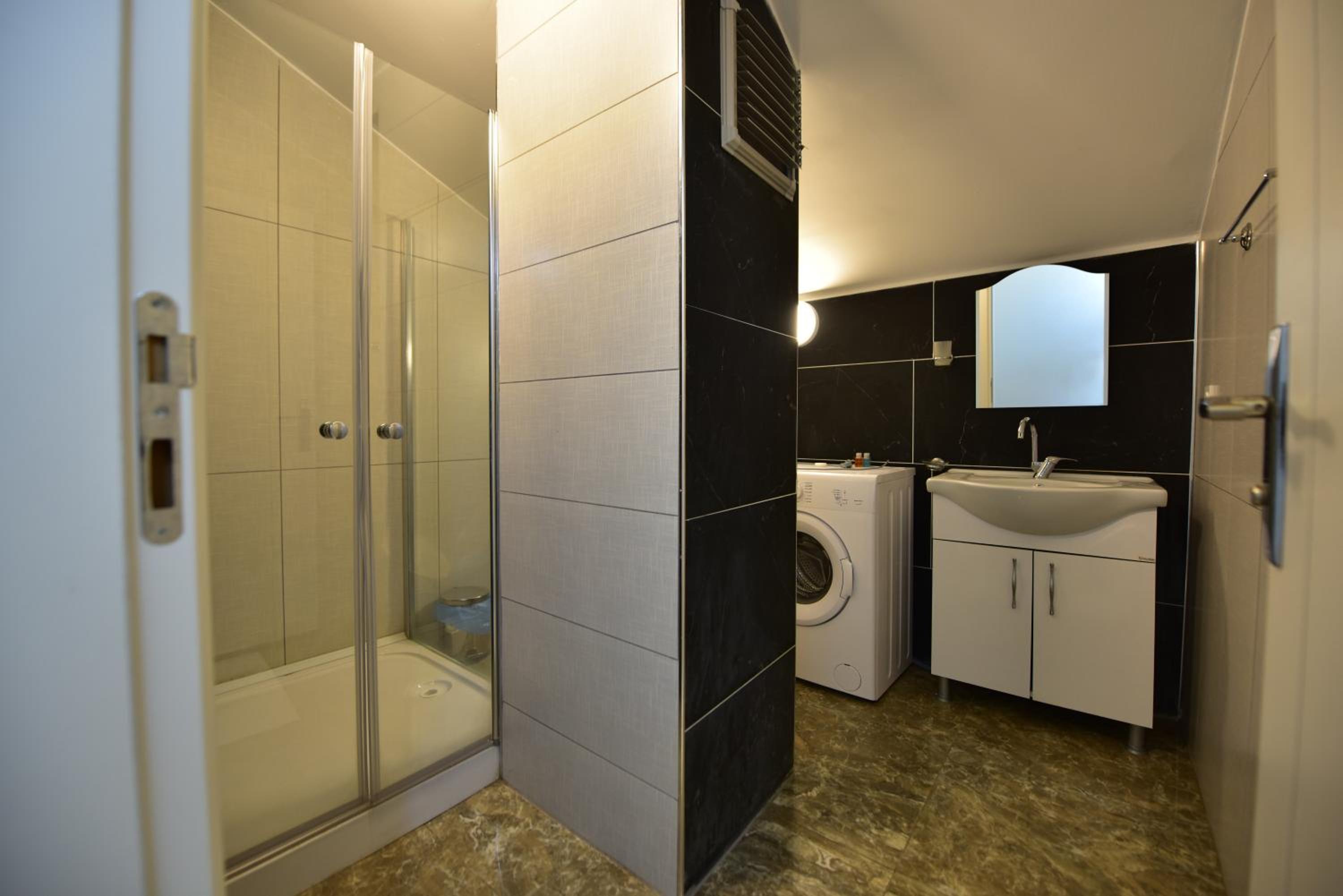 One-Bedroom Suite with Balcony (Attic) - Photo 10