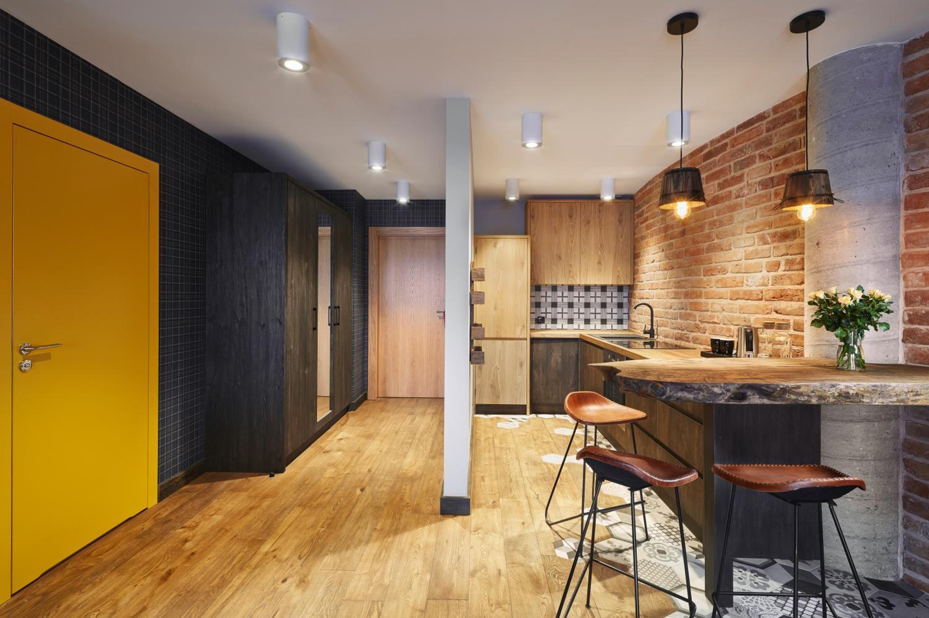 Apartment - Split Level - Photo 2