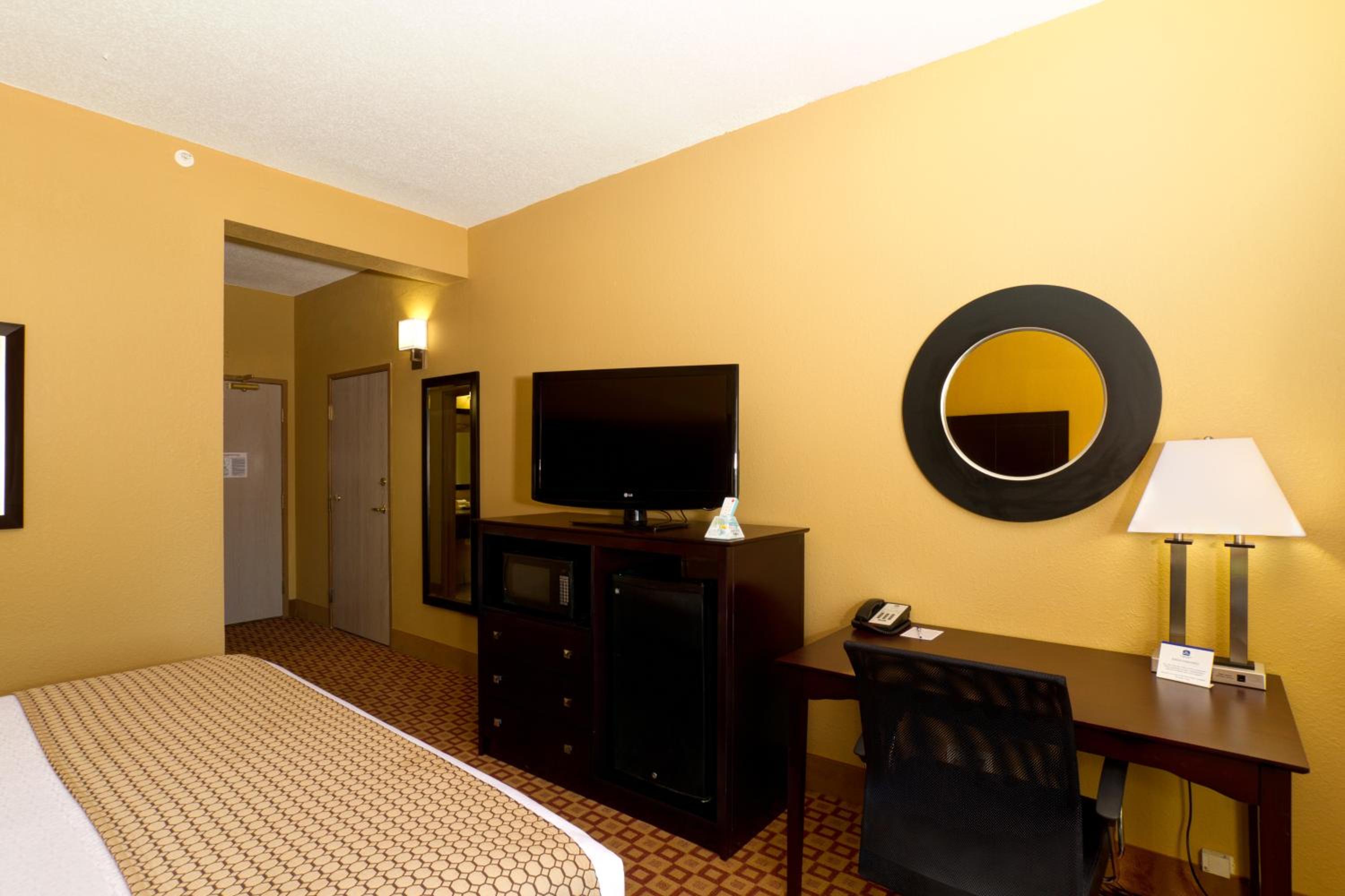 Standard King Room - Non-Smoking  - Photo 4