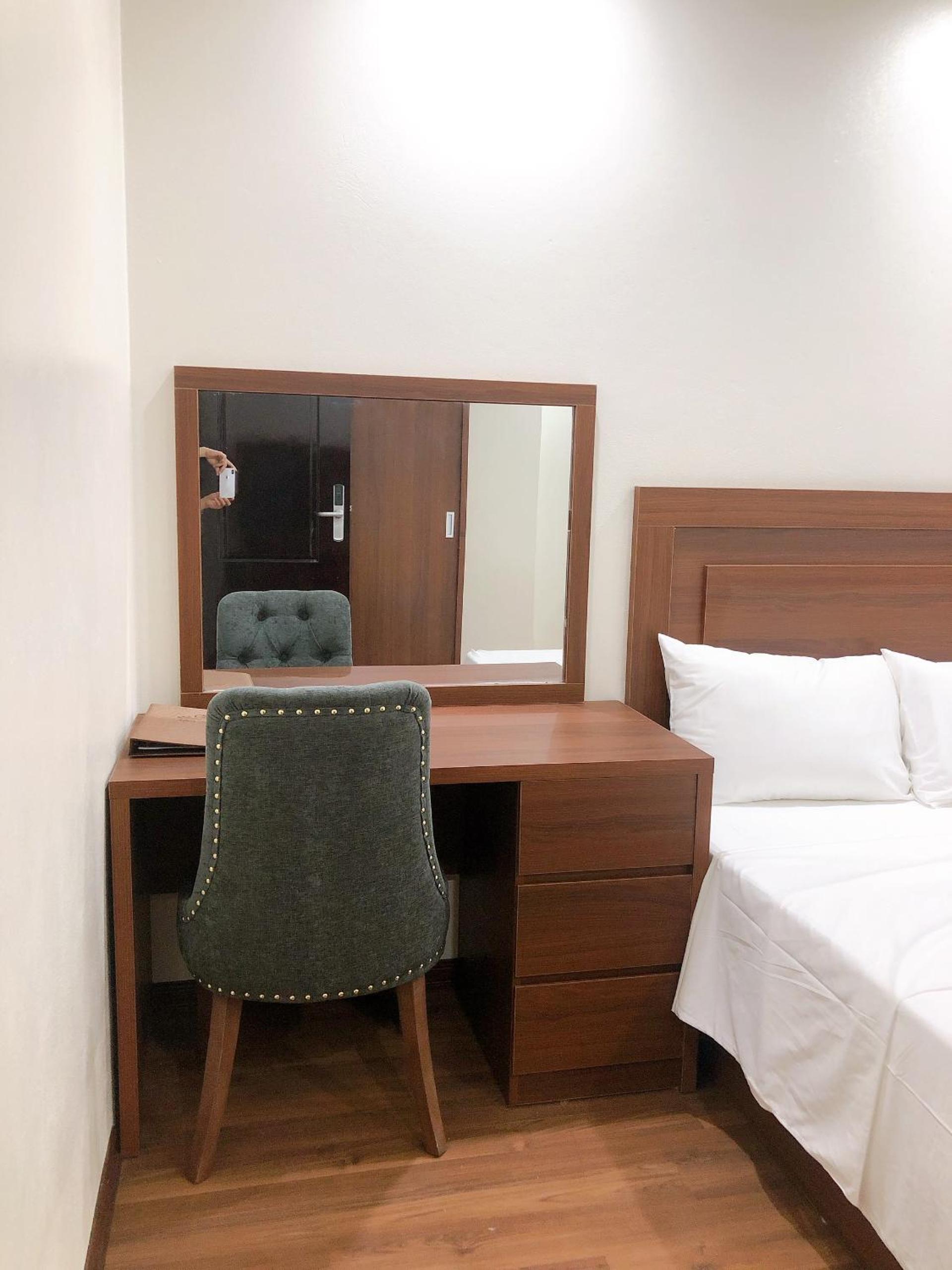 Standard Queen Room with Two Queen Beds - Photo 5
