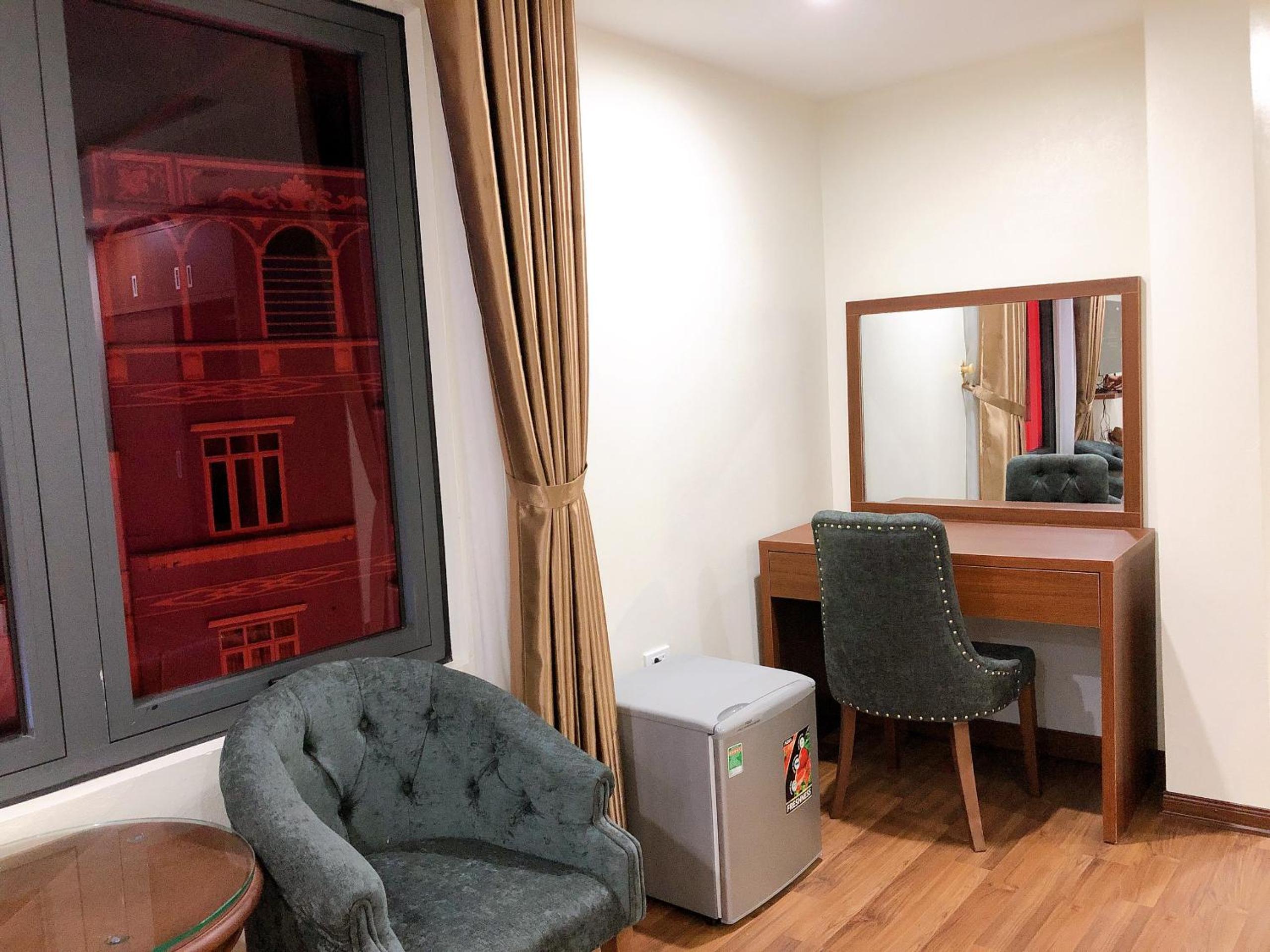 Deluxe Queen Room with Two Queen Beds - Photo 4