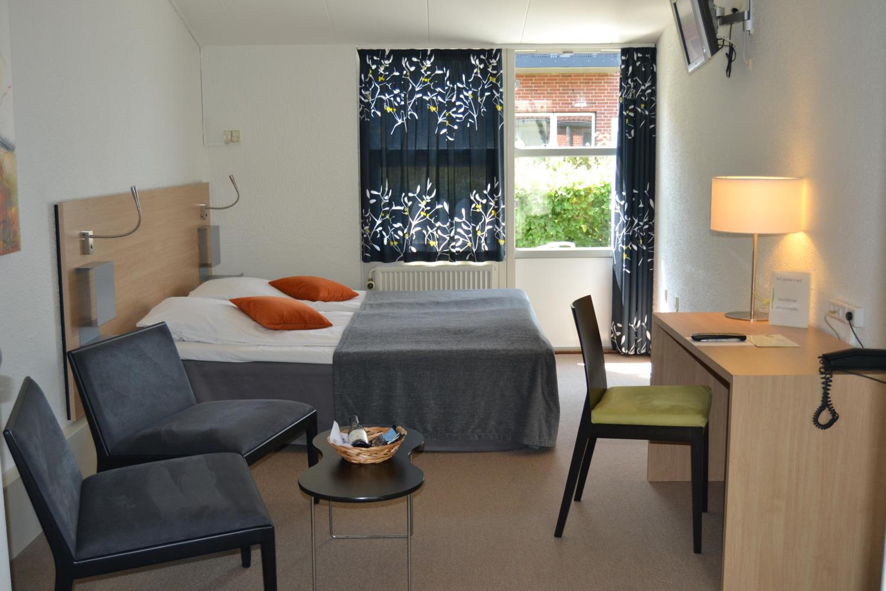 Standard Double Room with Walk-In Shower and Terrace - Disability Access/Non-Smoking - Photo 8