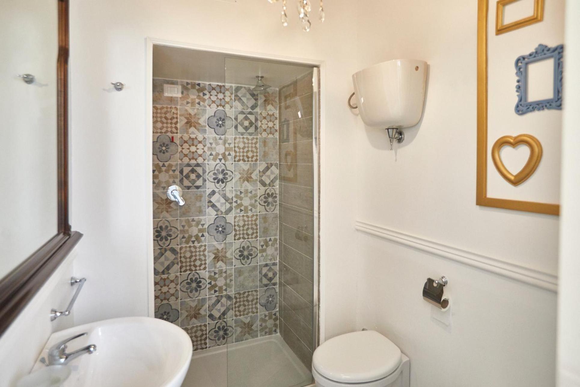 Triple Room with Private Bathroom - Photo 12