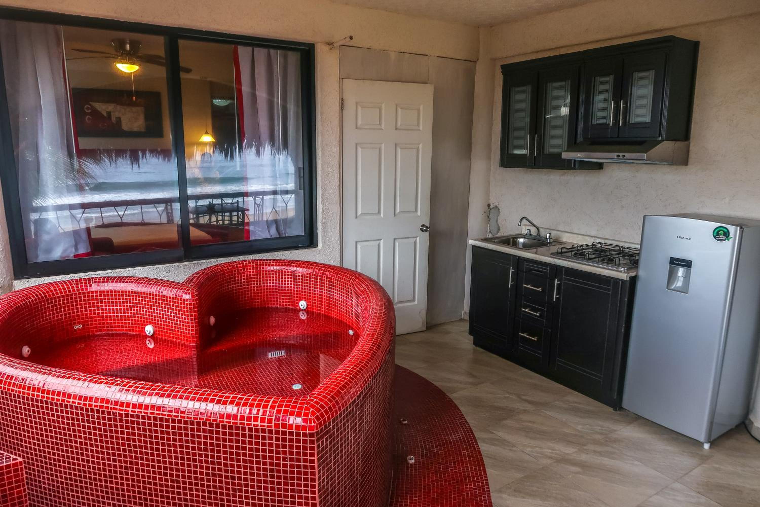 Deluxe Suite - Photo 13