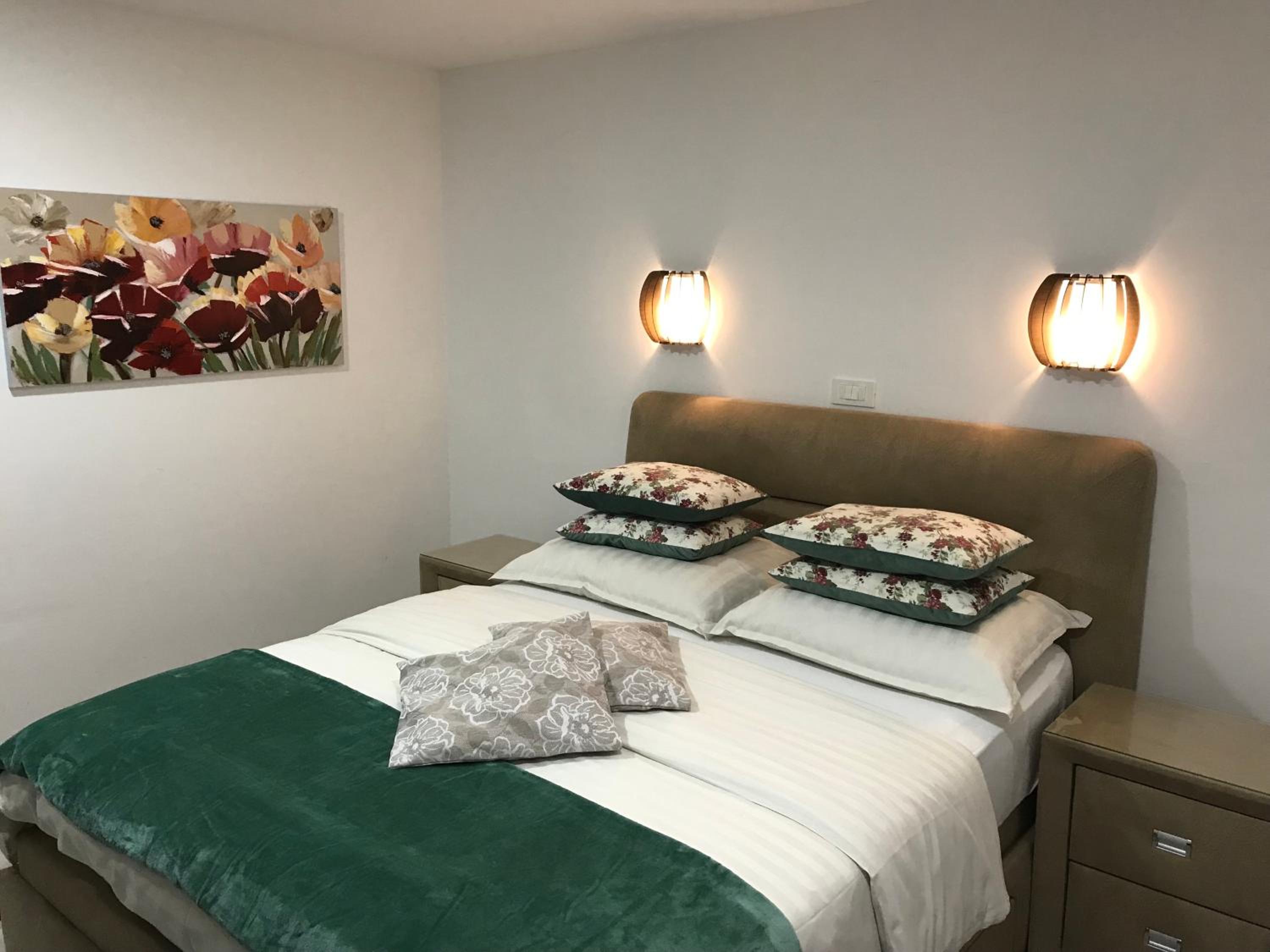 Deluxe Double Room with Shower - Photo 17