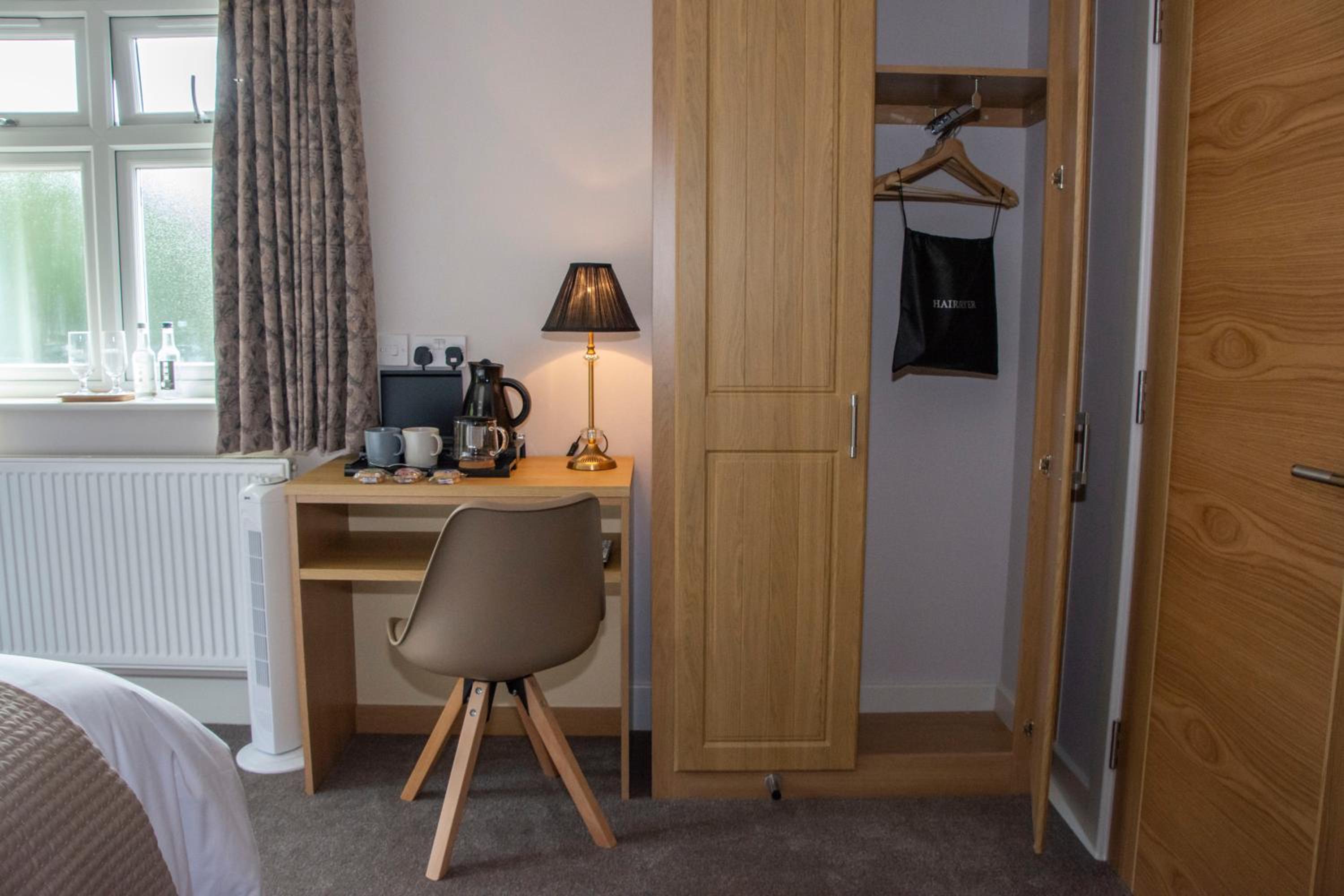 Double or Twin Room with Extra Bed - Photo 5