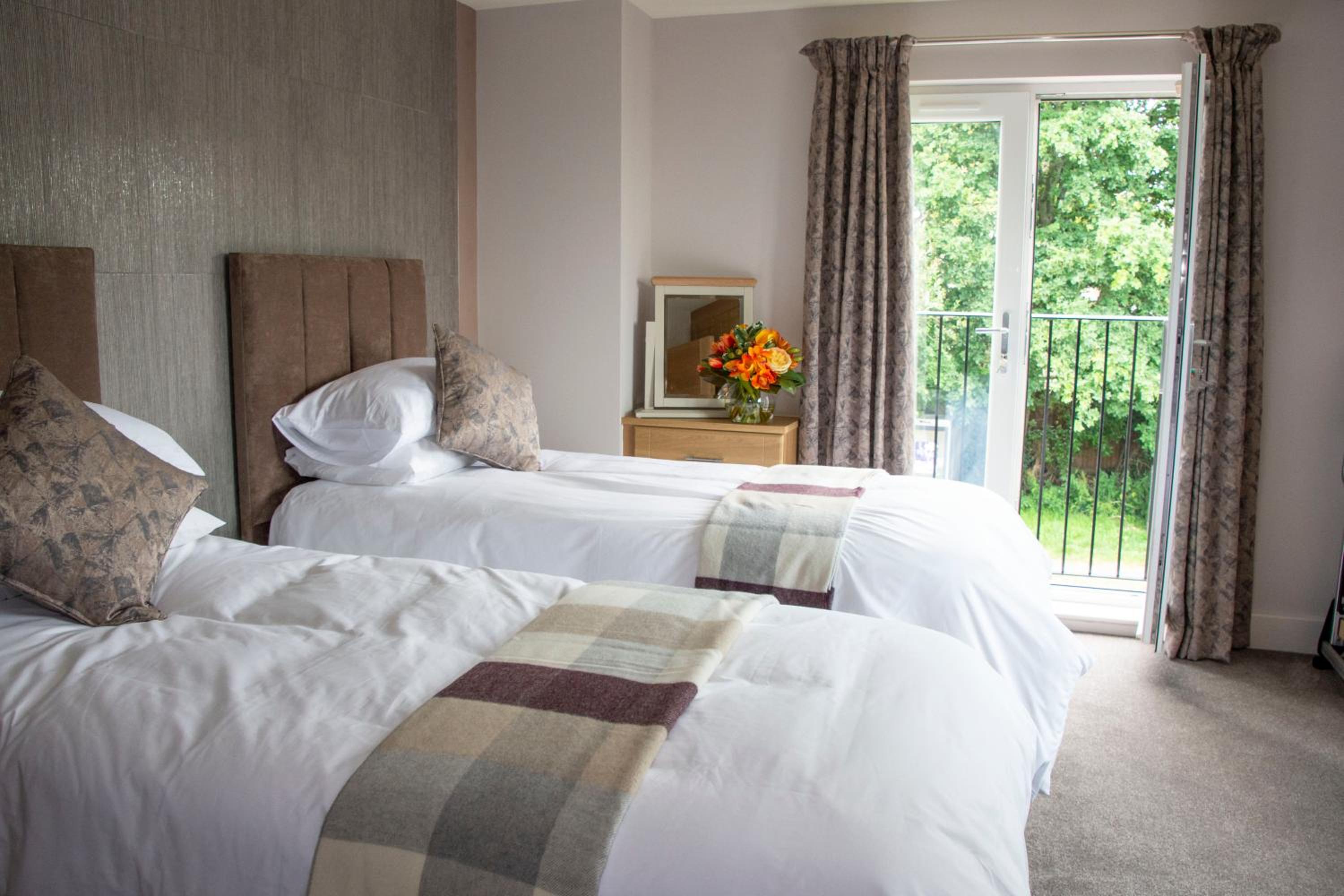 Double or Twin Room with Extra Bed - Photo 1