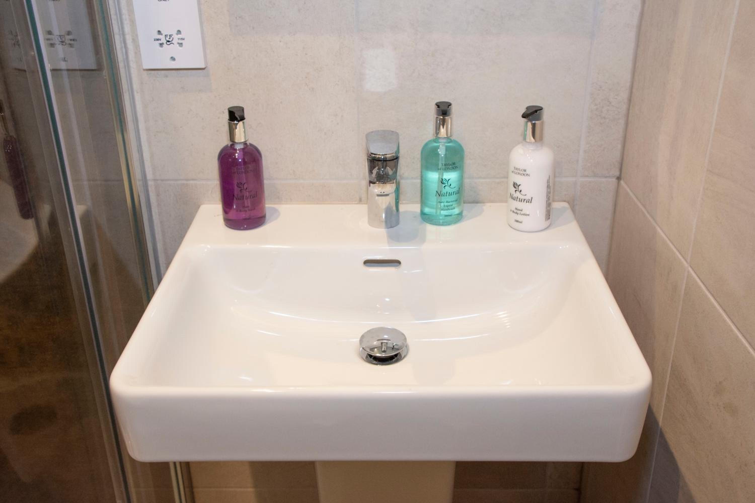 Double or Twin Room with Shower - Photo 17