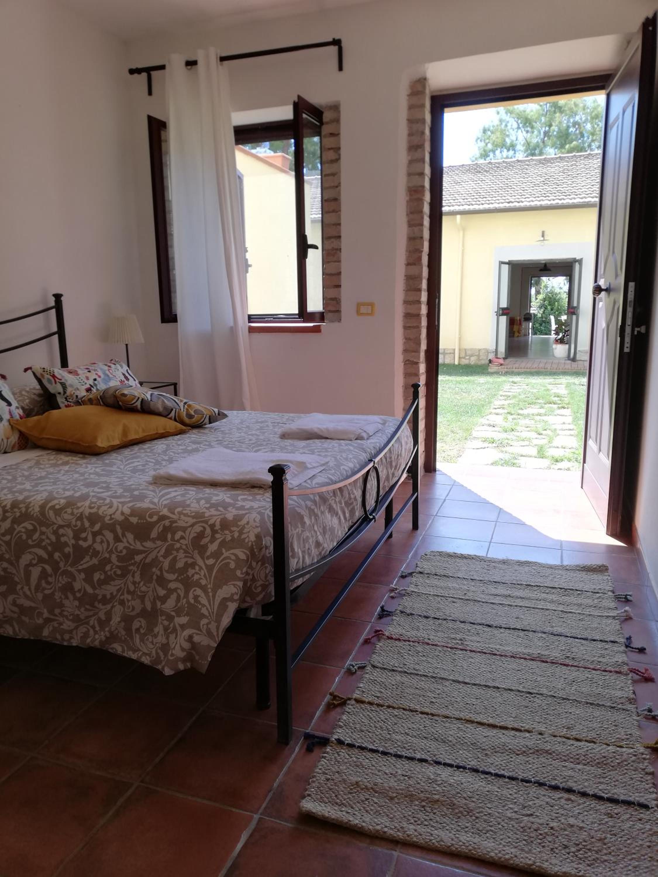 Double Room with Private Bathroom - Photo 10