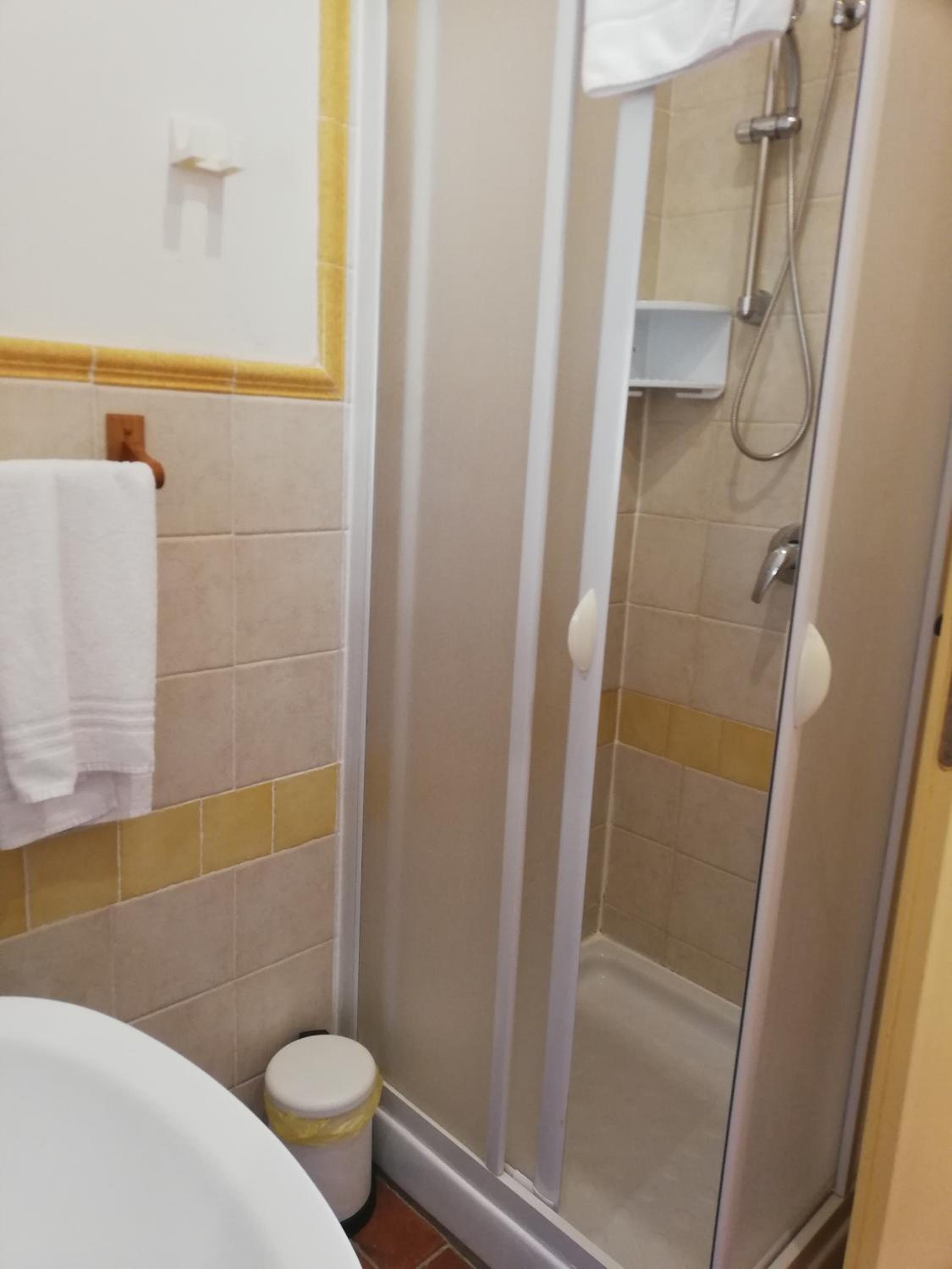 Double Room with Private Bathroom - Photo 8
