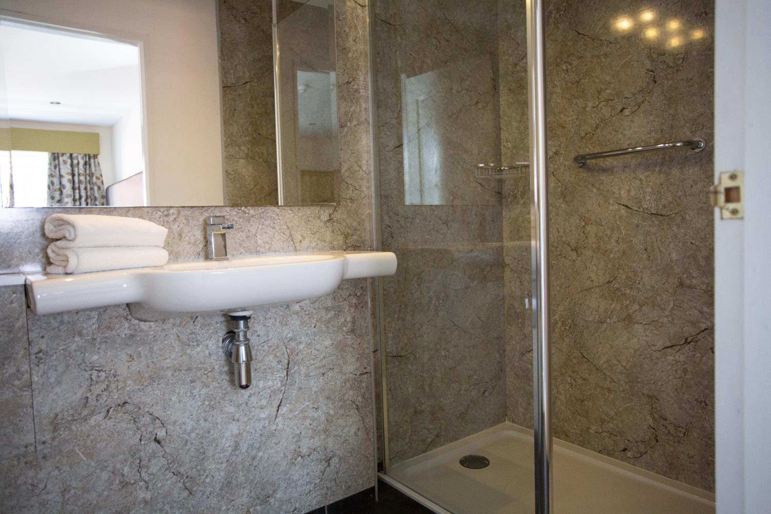 Deluxe Double or Twin Room - Photo 5