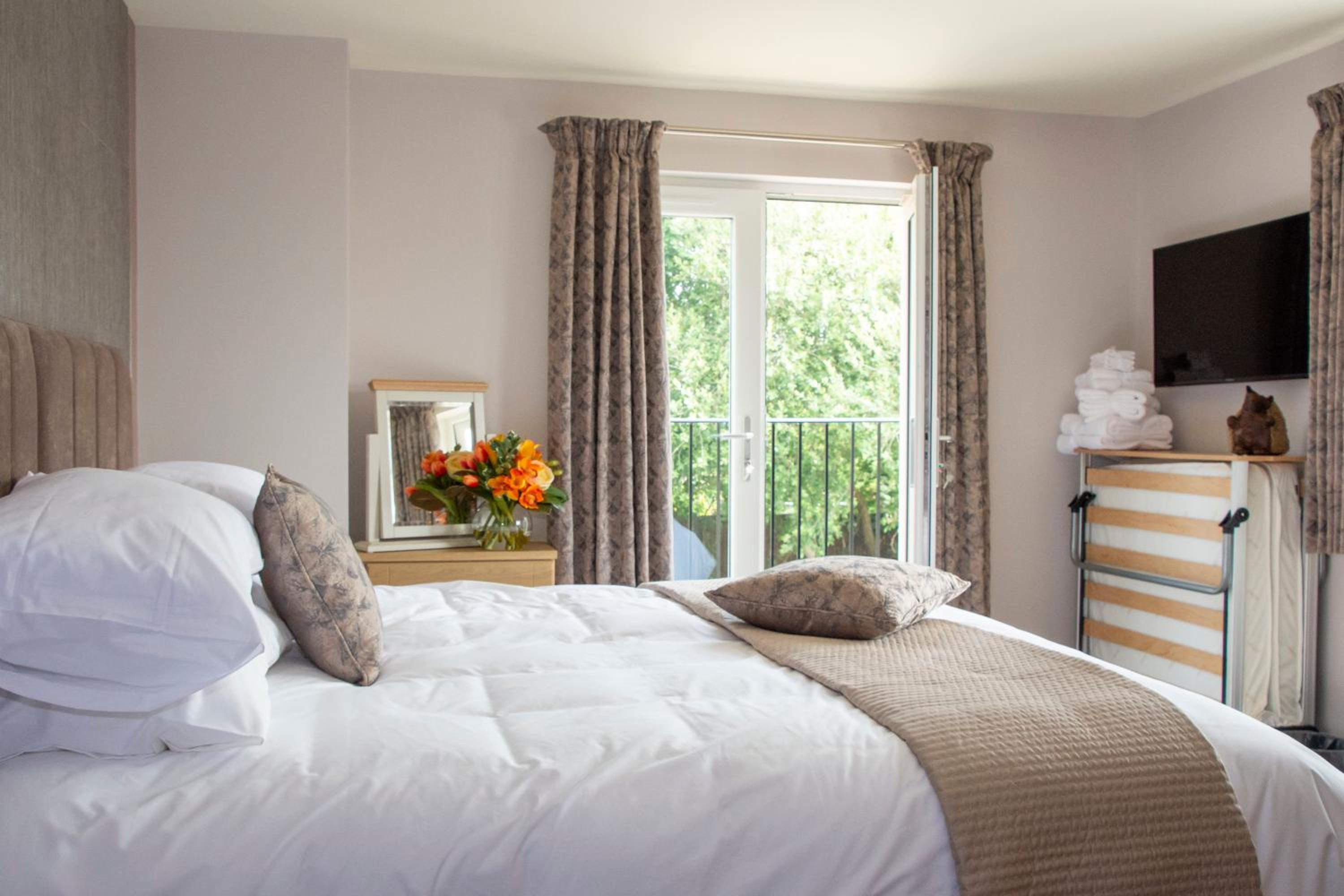Double or Twin Room with Extra Bed - Photo 2