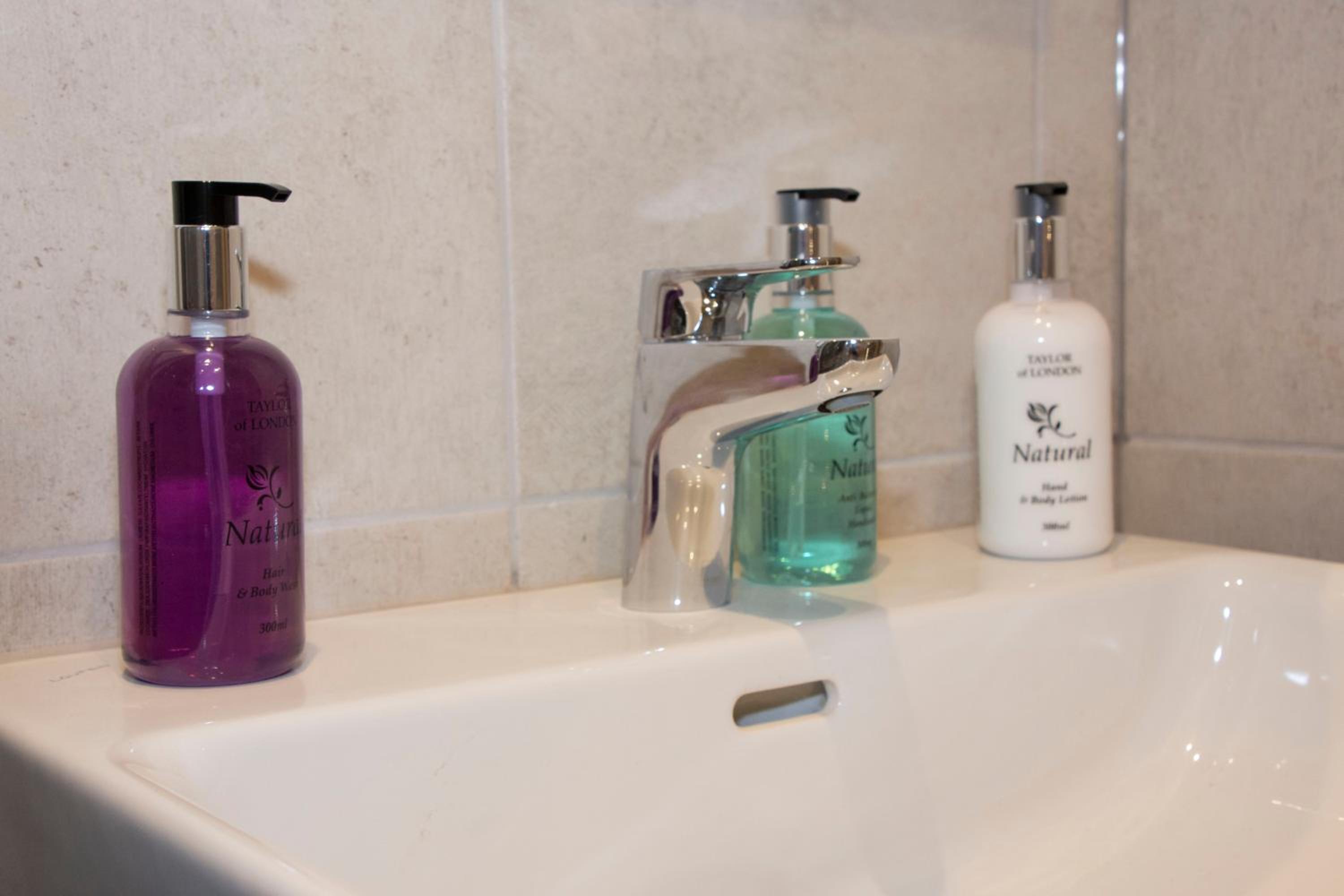 Double or Twin Room with Shower - Photo 18