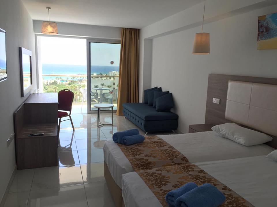 Standard Room with Side Sea View - Photo 4