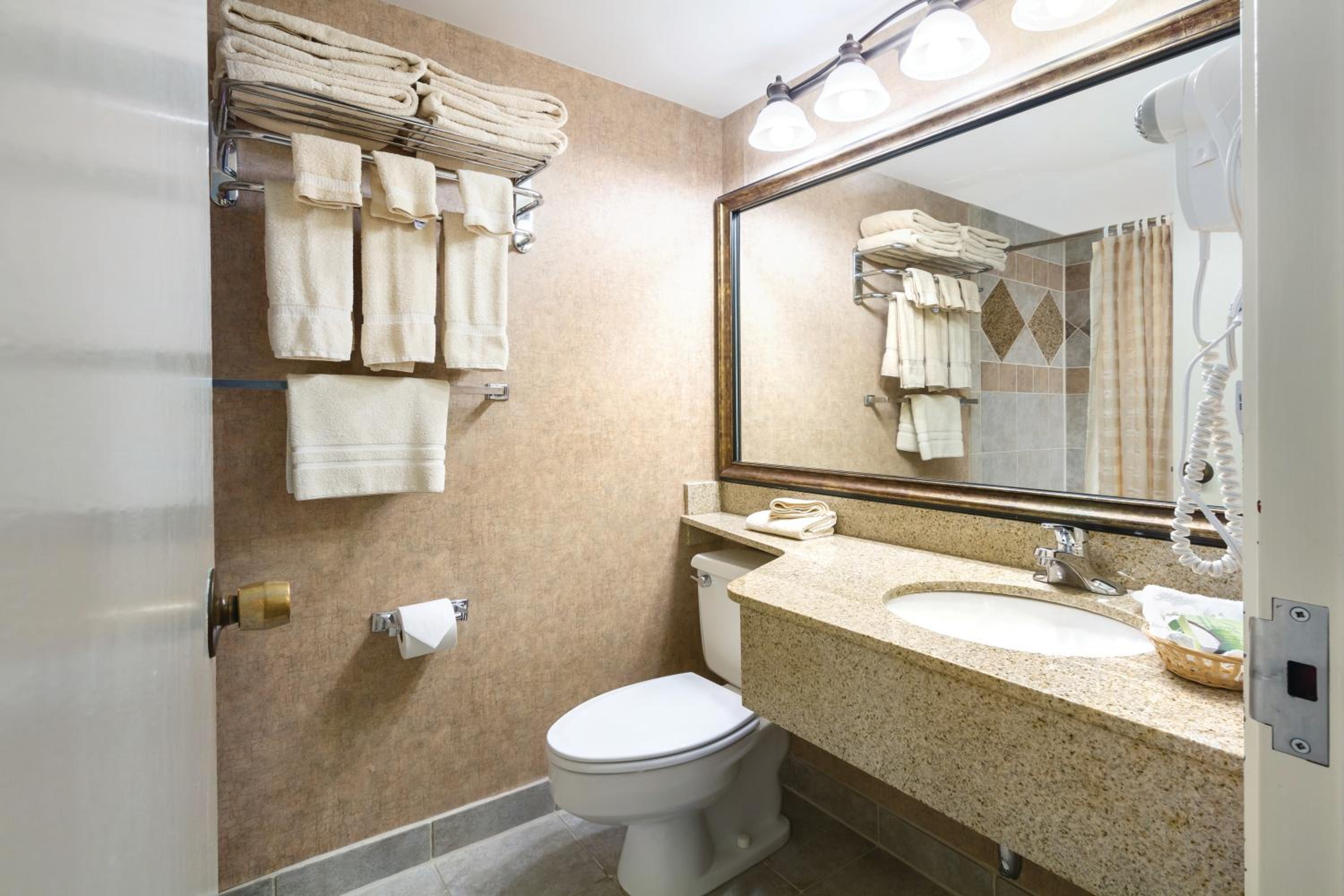 Deluxe Queen Room with Two Queen Beds - Non-Smoking - Photo 2