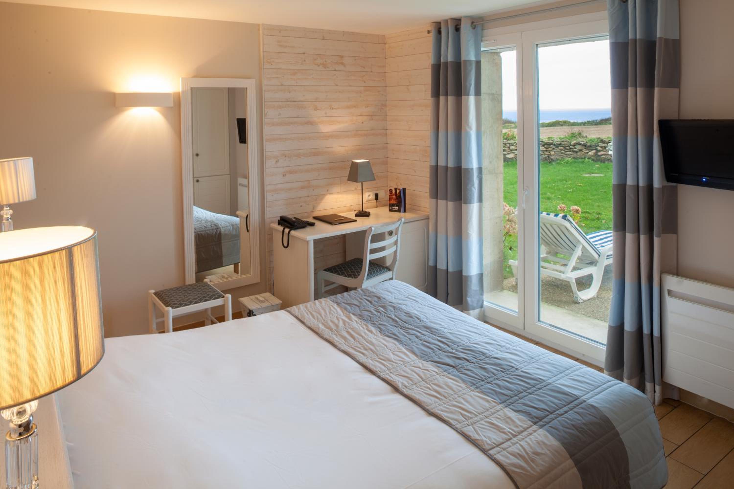 Double or Twin Room with Lateral Sea View