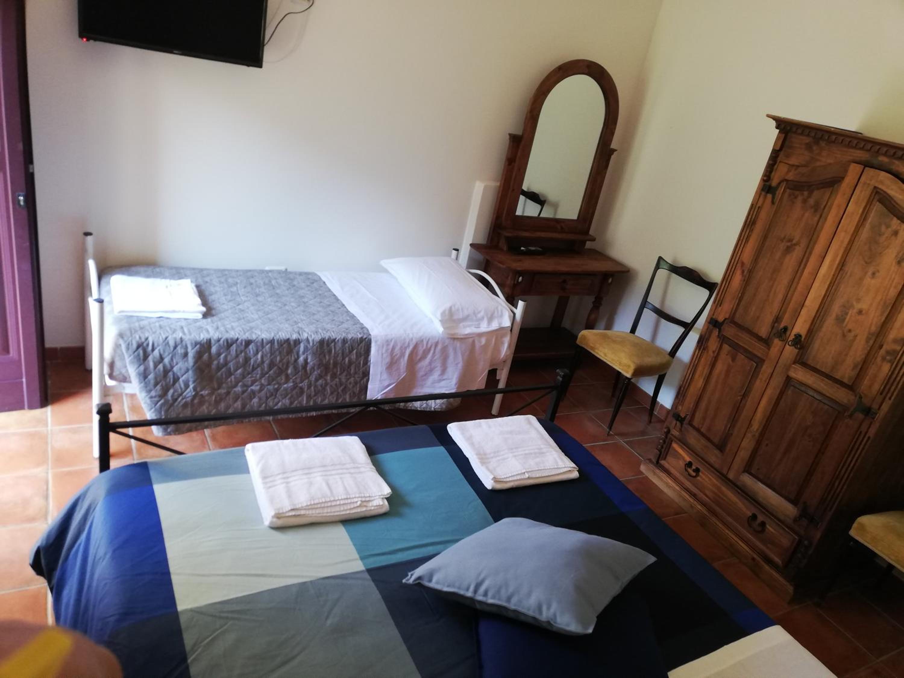 Triple Room with Private Bathroom - Photo 2