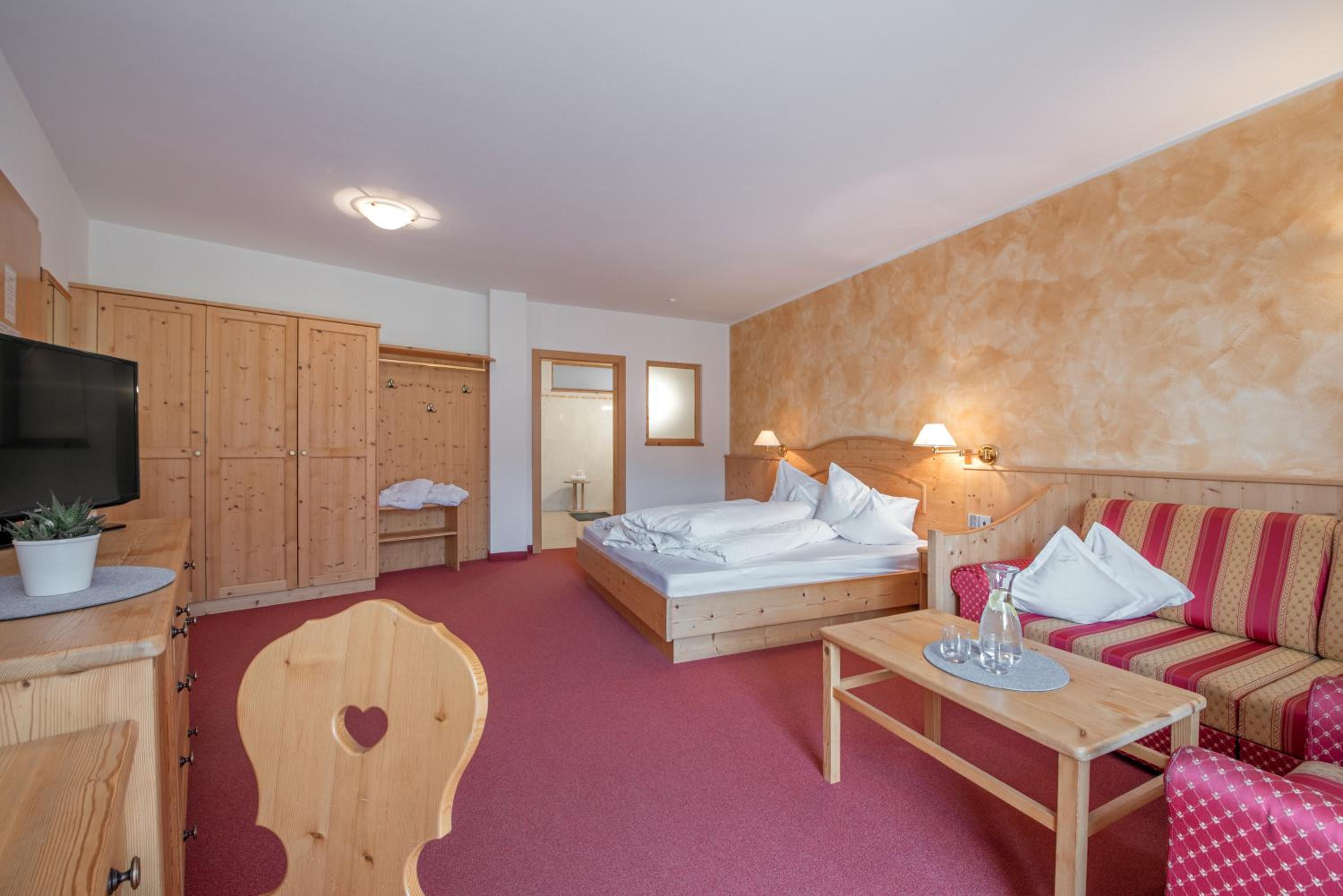 Large Double Room with Balcony - Photo 2