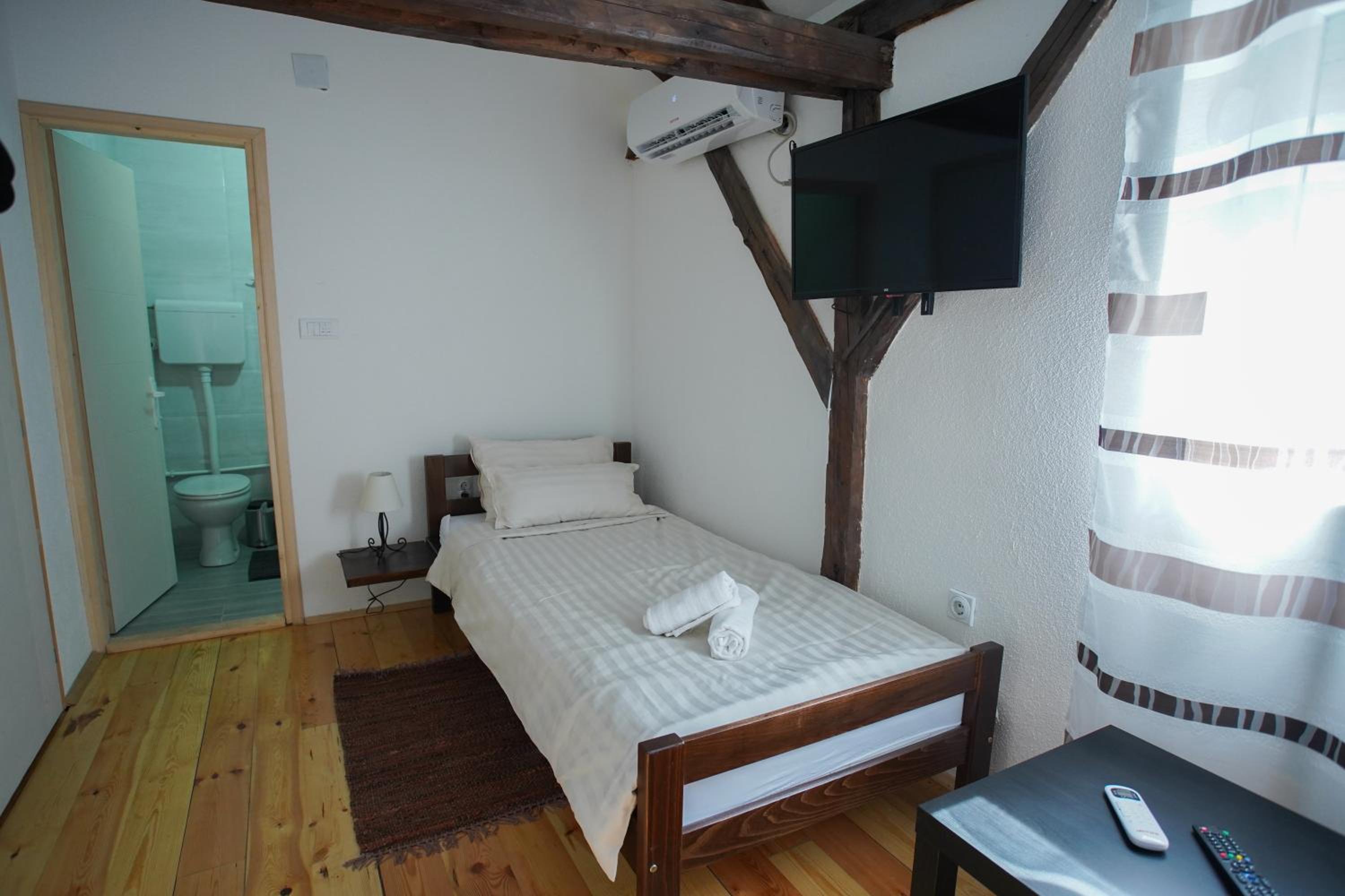 Double Room with Private Bathroom photo 2