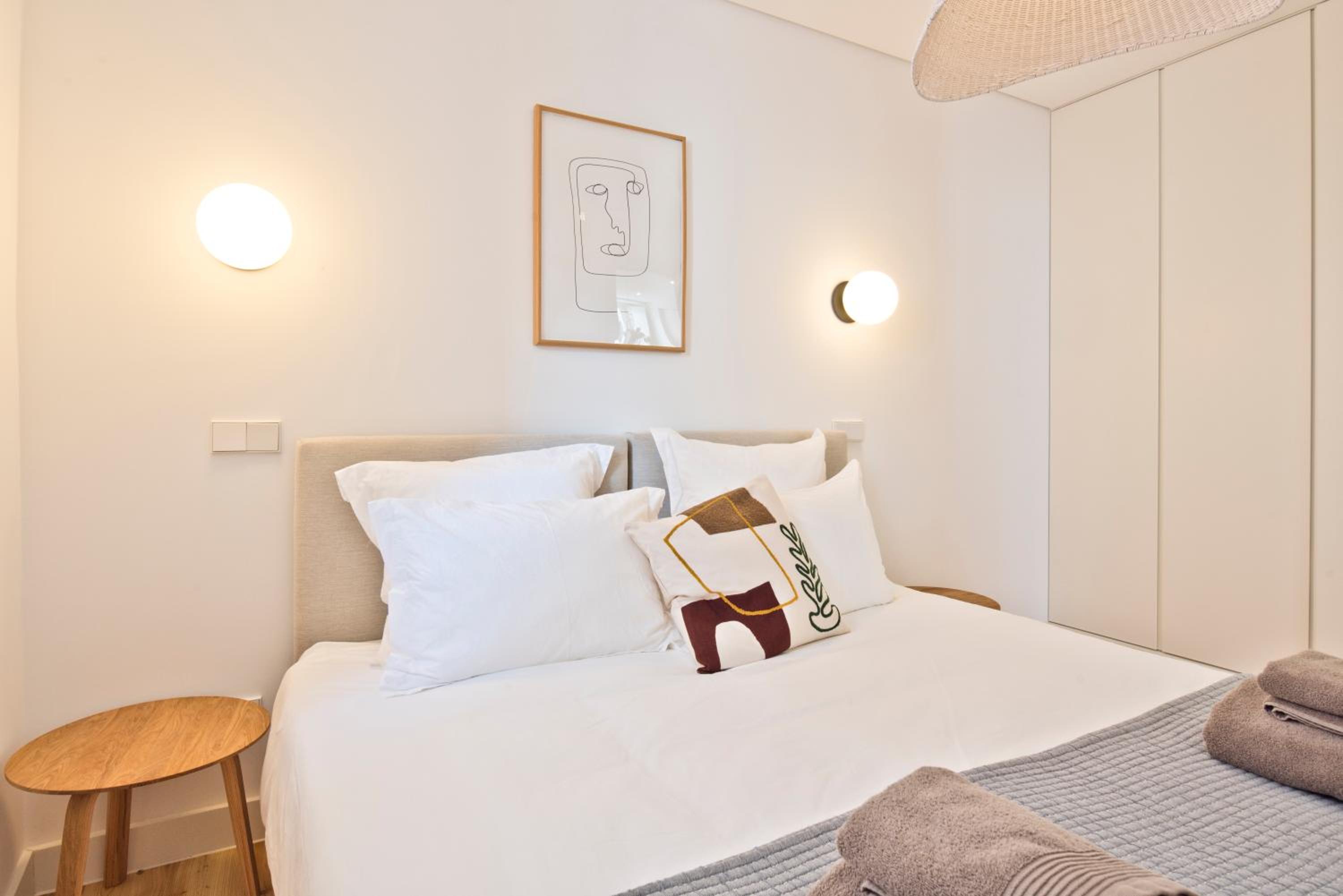 One-Bedroom Apartment - Photo 2
