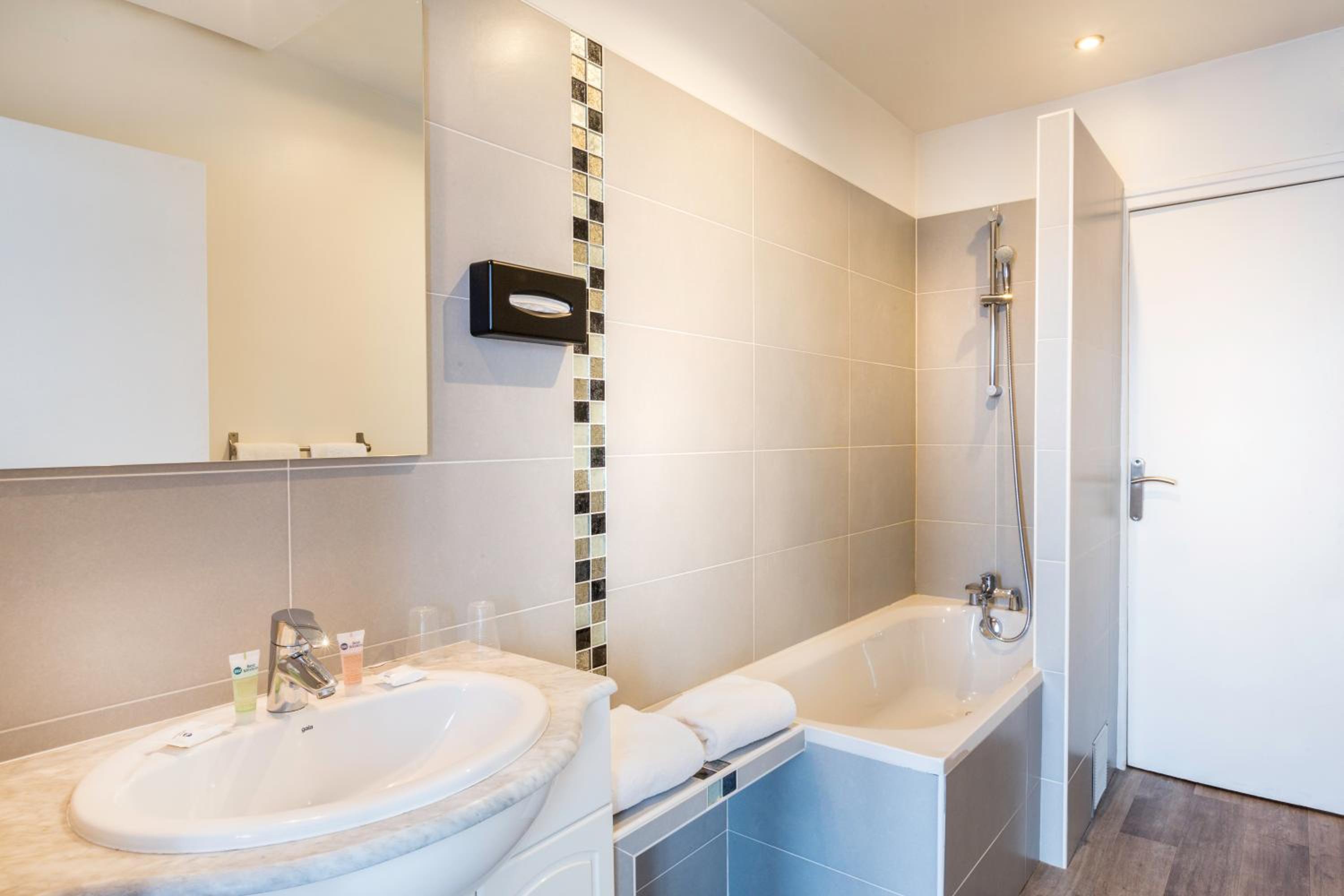 Standard Twin Room - Photo 2