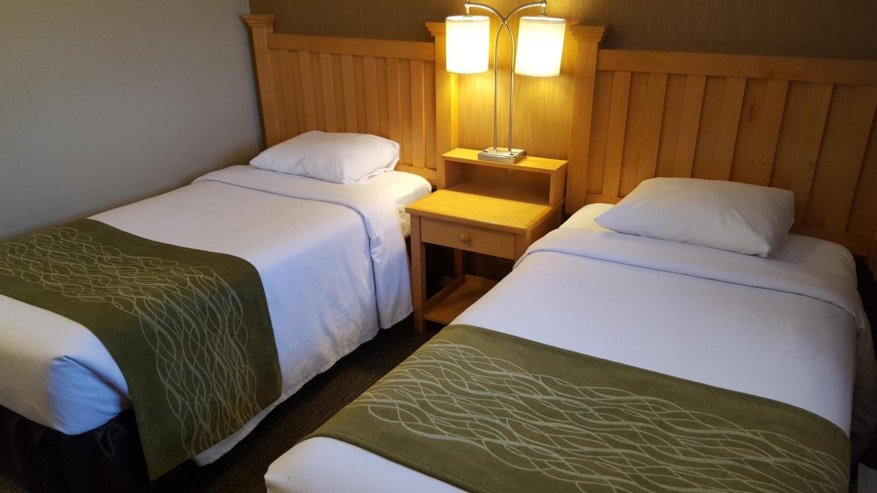 Family Suite with One Queen Bed, Two  Single Beds and Sofa Bed - Non/Smoking - Photo 8