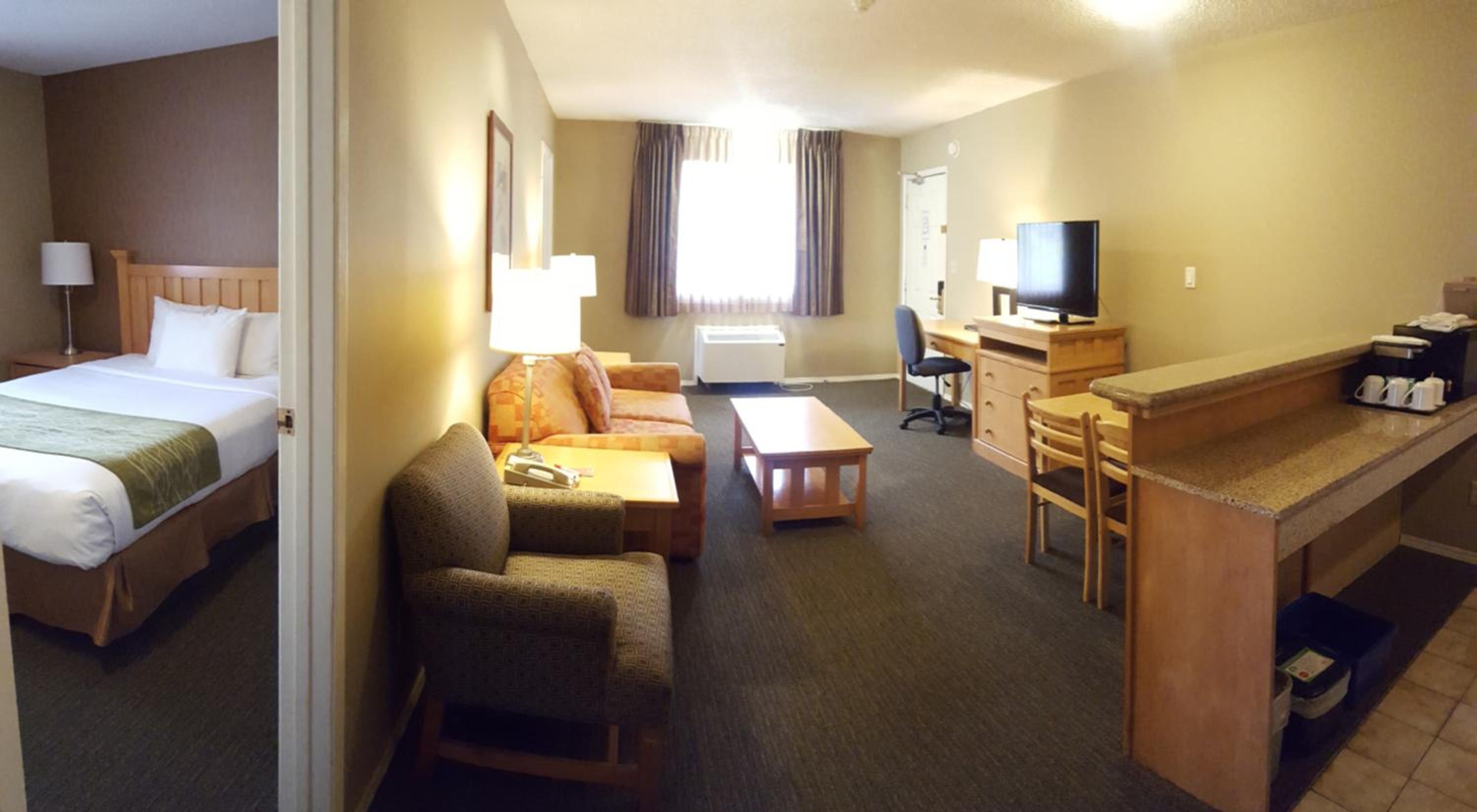 Family Suite with One Queen Bed, Two  Single Beds and Sofa Bed - Non/Smoking - Photo 7
