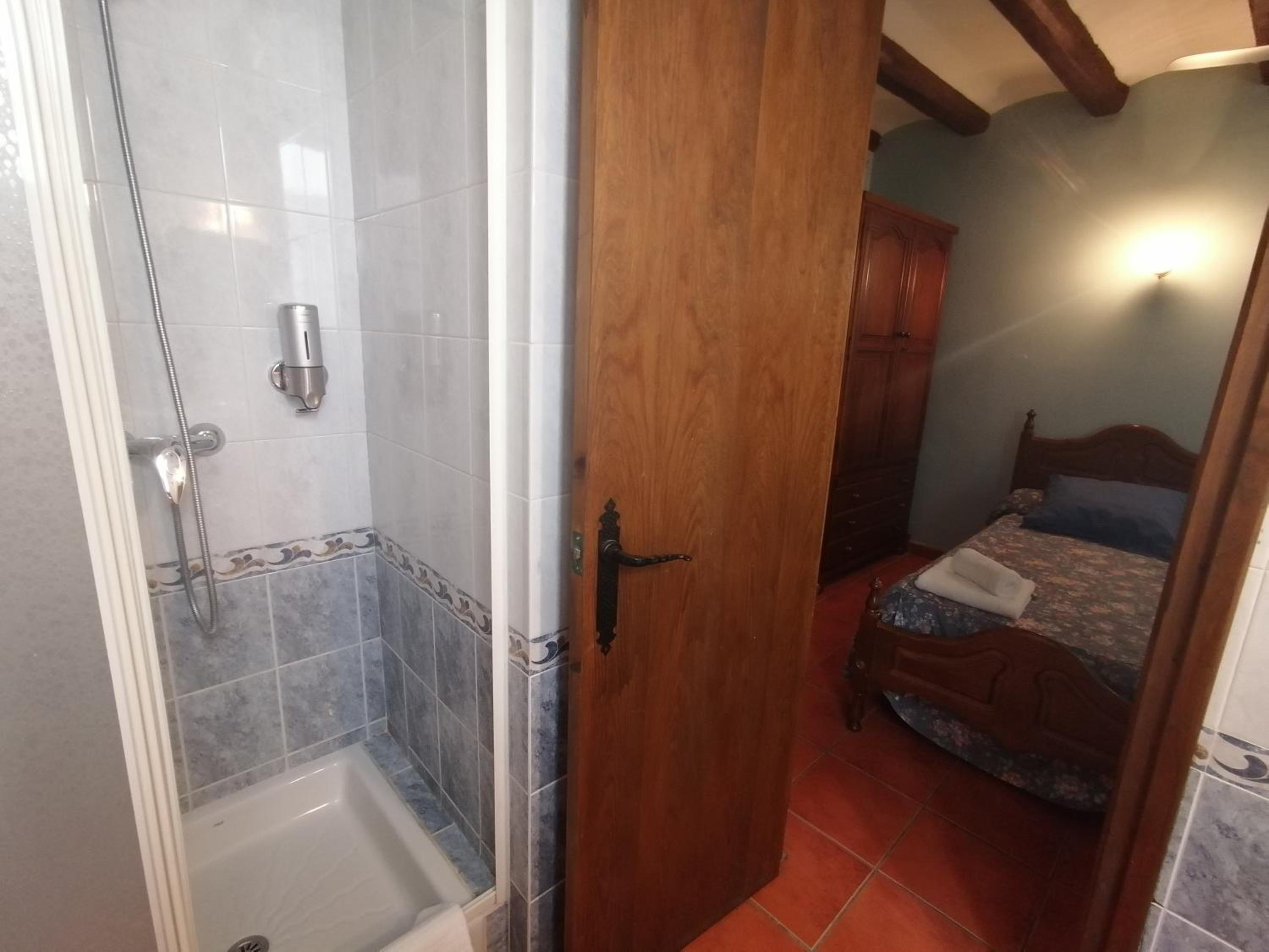Budget Double Room - Photo 5