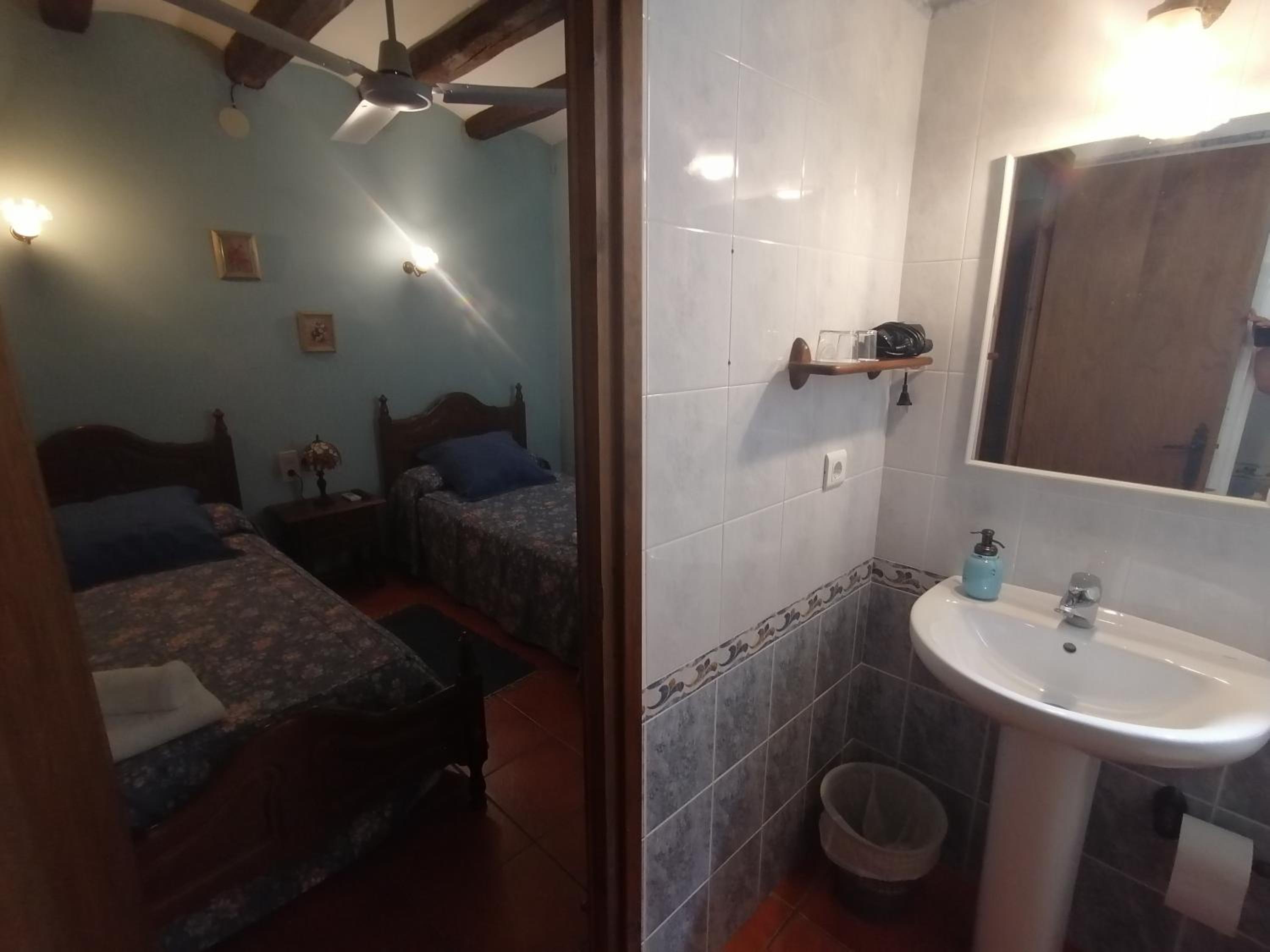 Budget Double Room - Photo 6