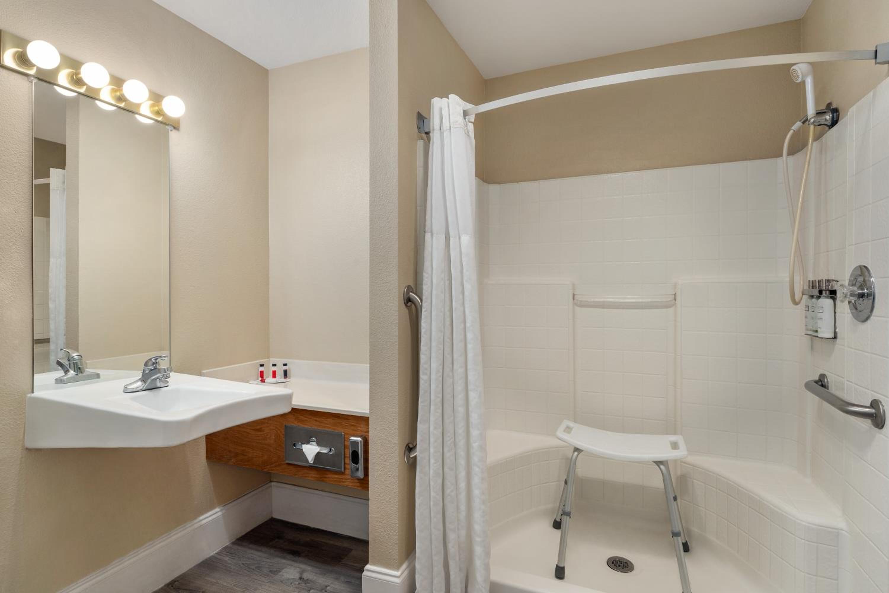King Room - Disability Access - Non-Smoking - Photo 3