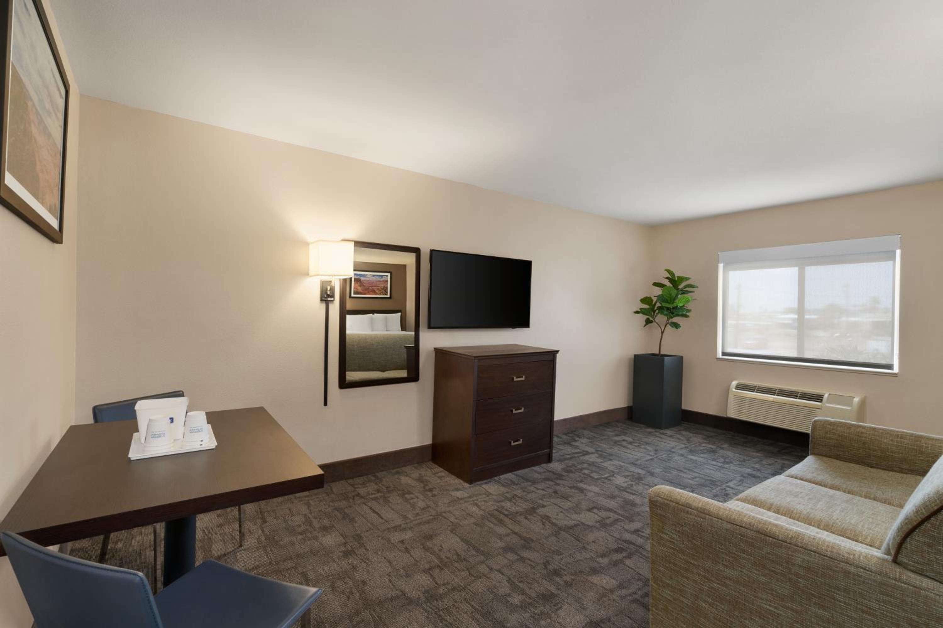 Superior Suite - Non-Smoking - Photo 4