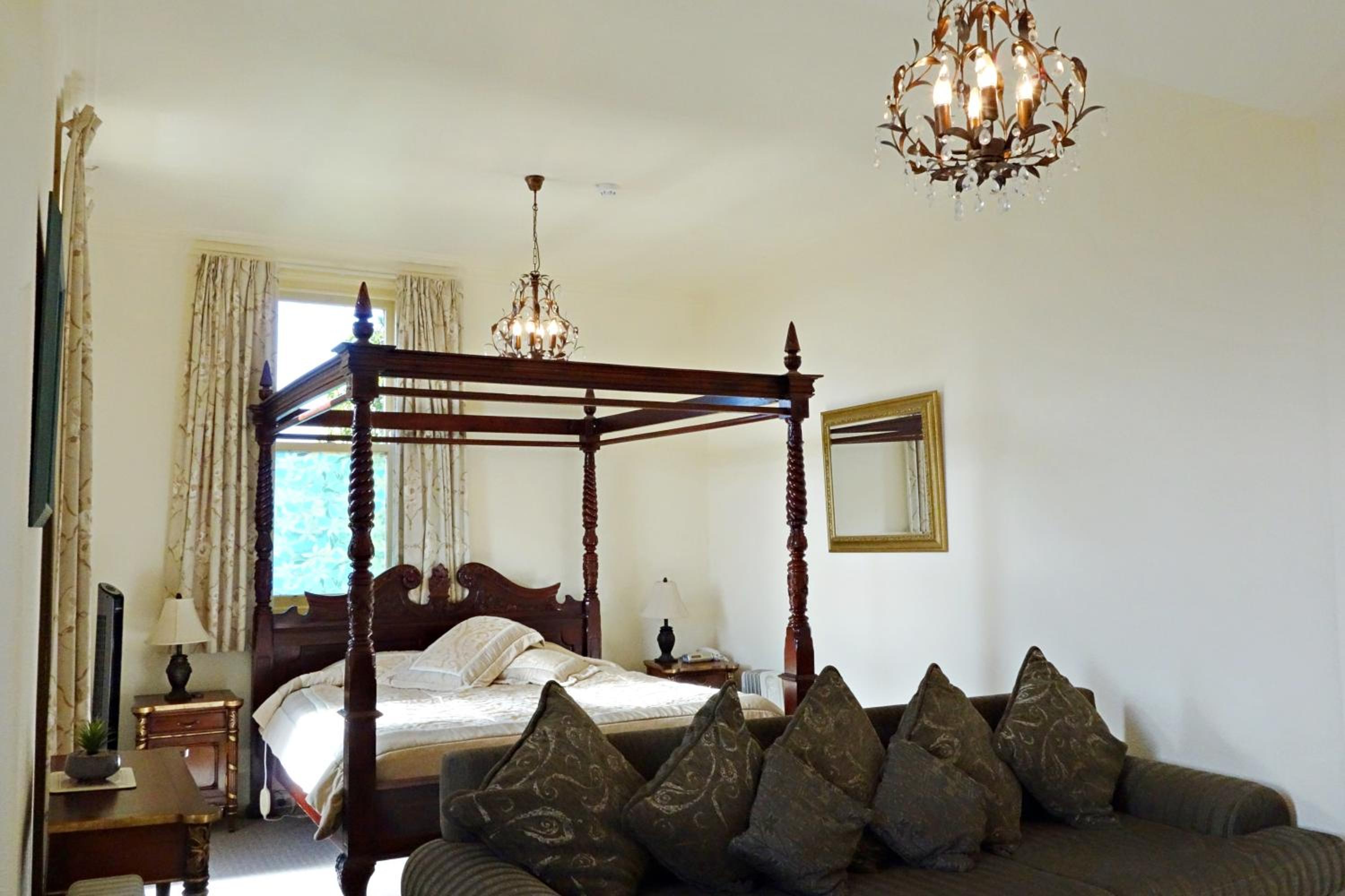 Honeymoon Suite with Lake View - Photo 4