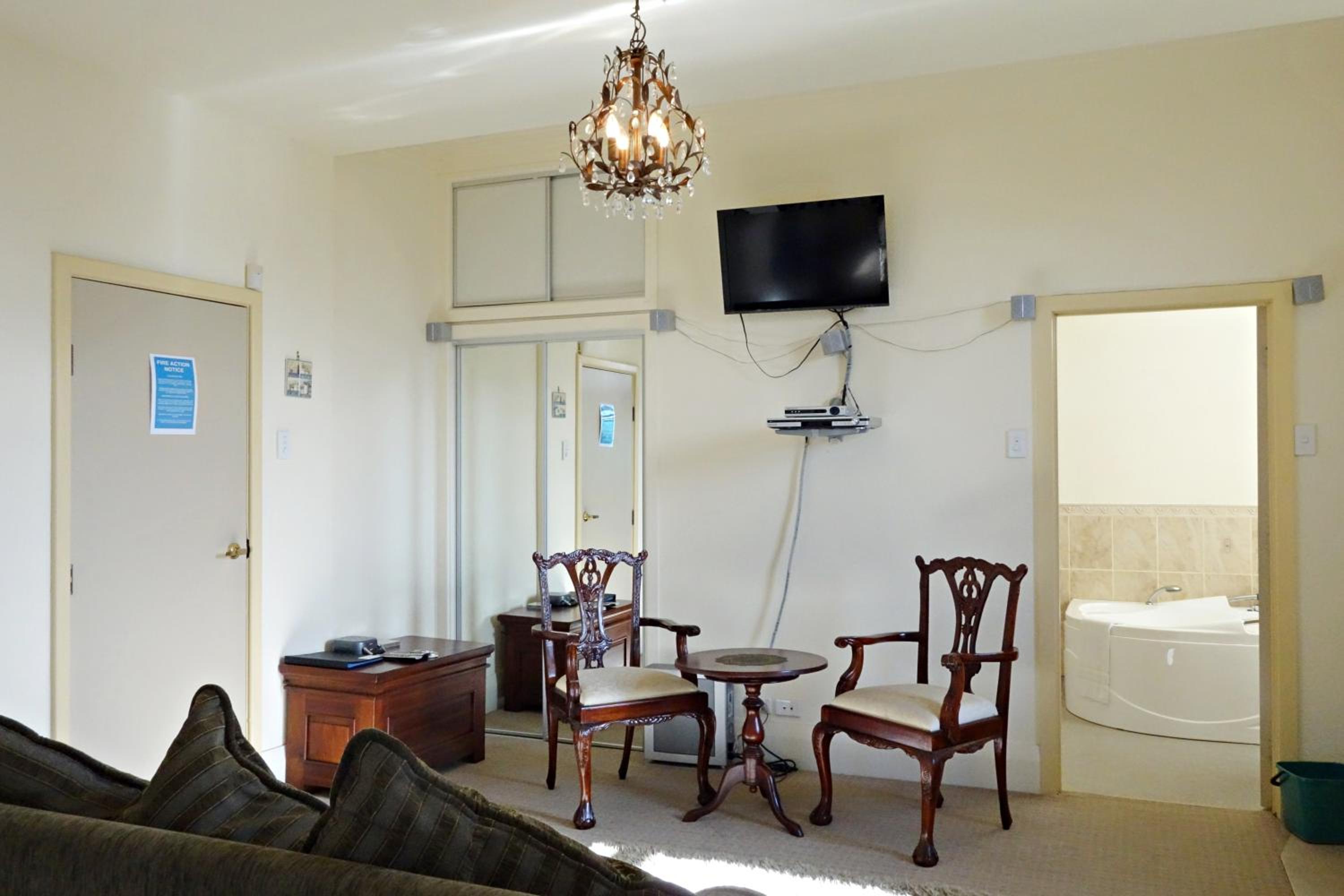 Honeymoon Suite with Lake View - Photo 14
