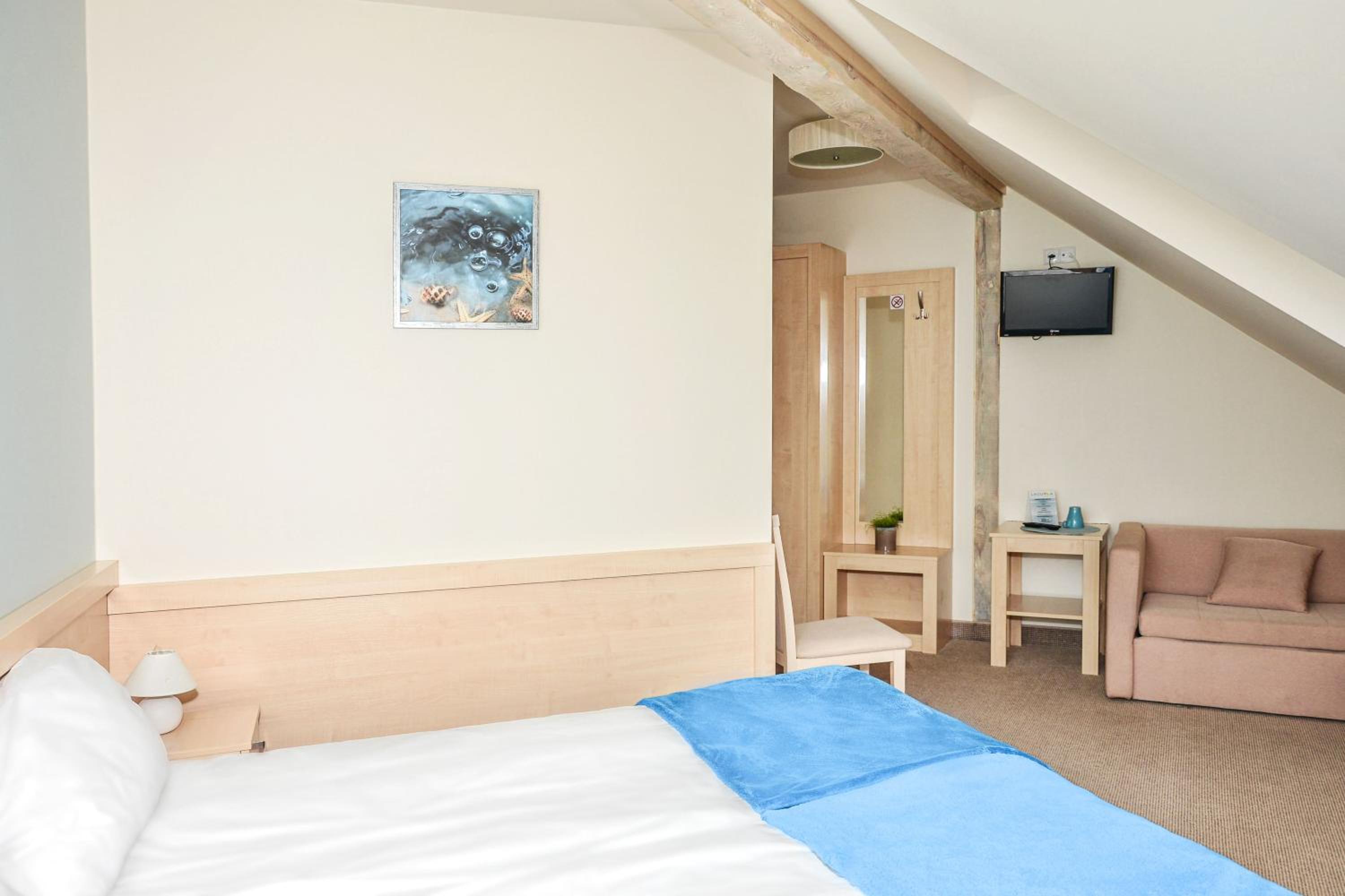 Deluxe Double Room (2 Adults + 1 Child) - Photo 2