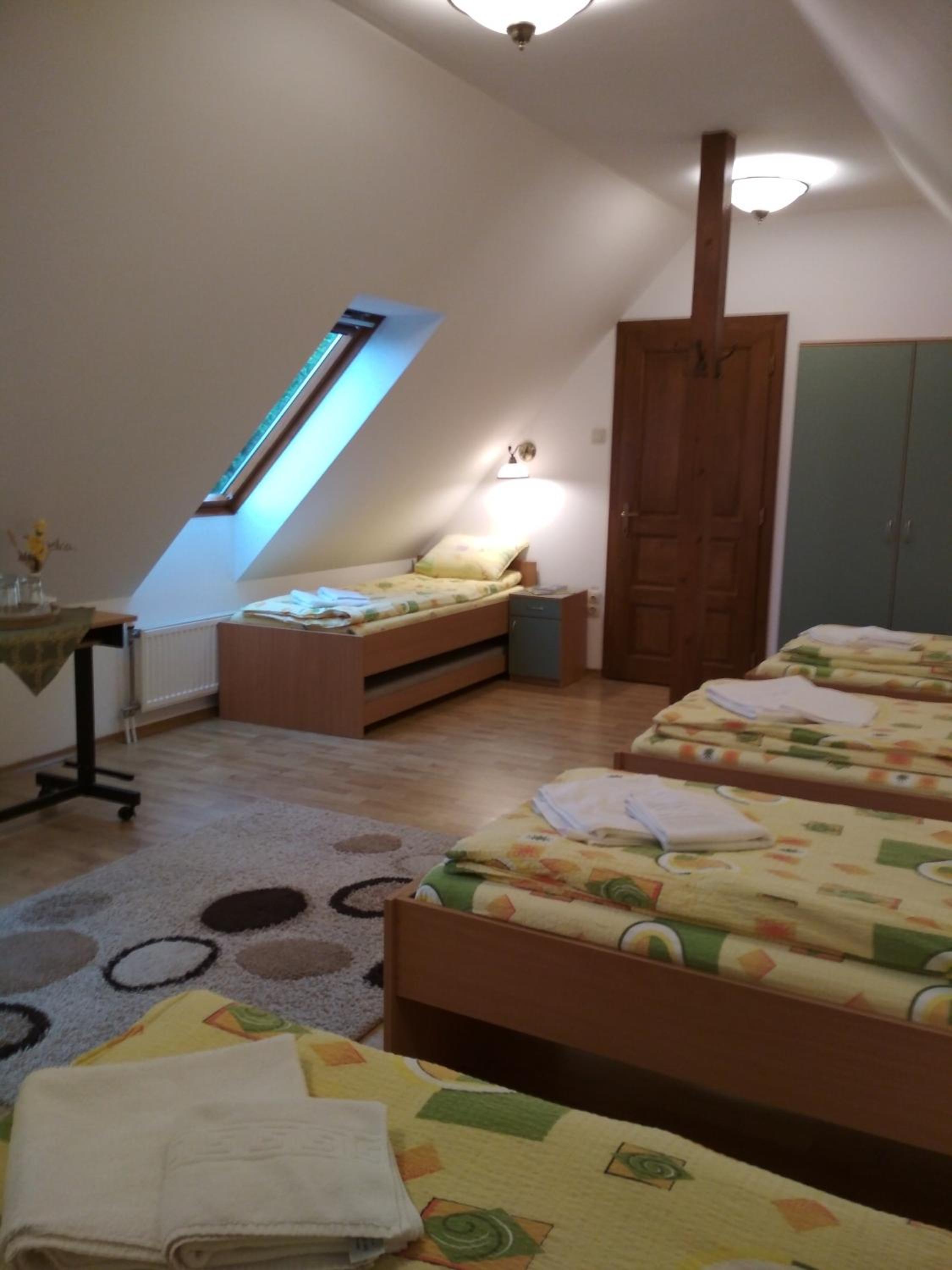 6-Bed Mixed Dormitory Room photo 1