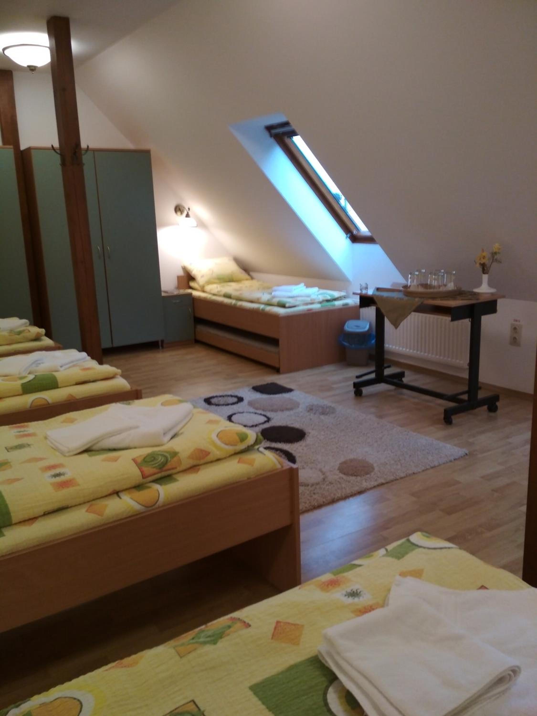 6-Bed Mixed Dormitory Room photo 2