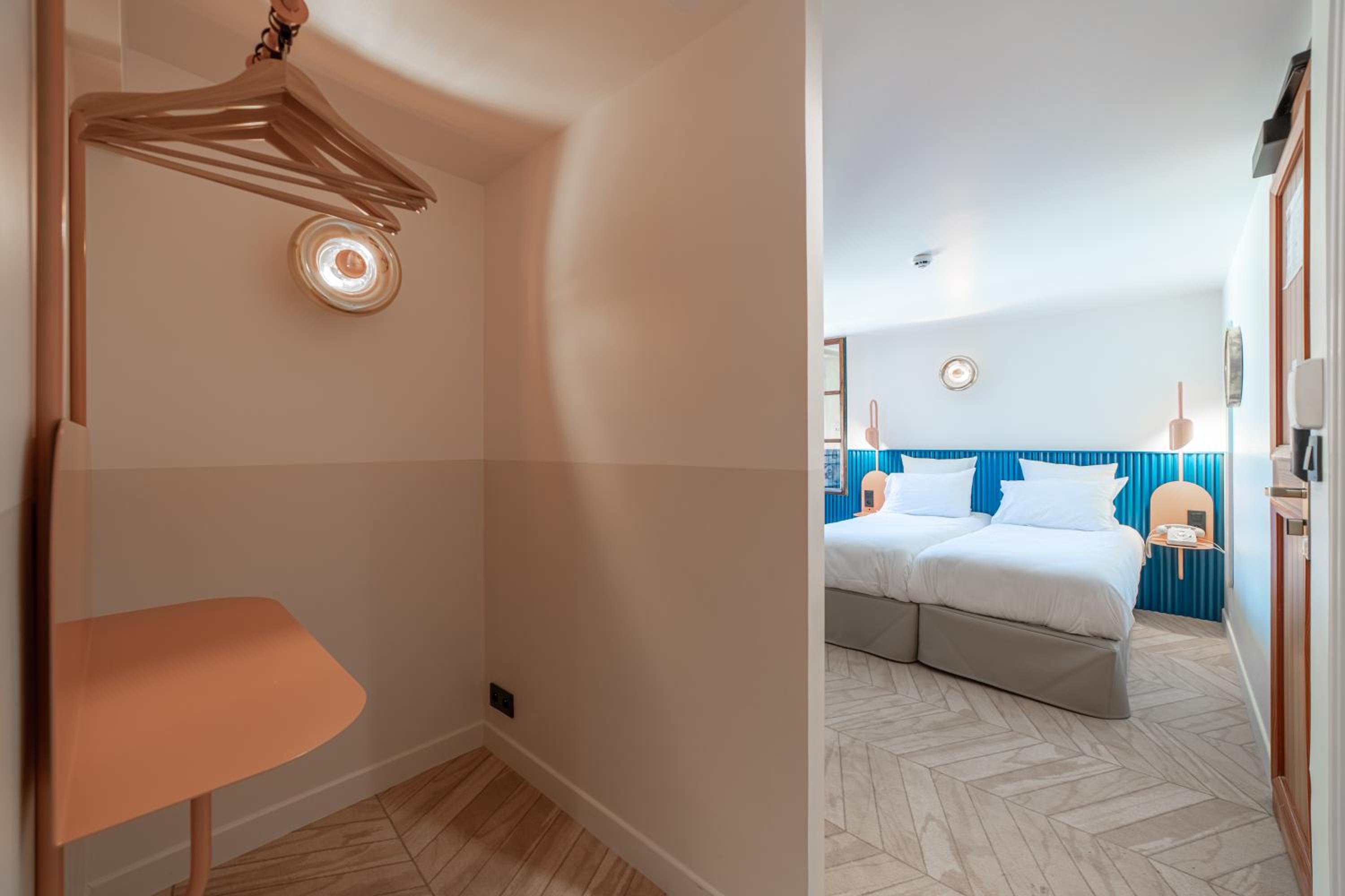 Premium Twin Room - Photo 8