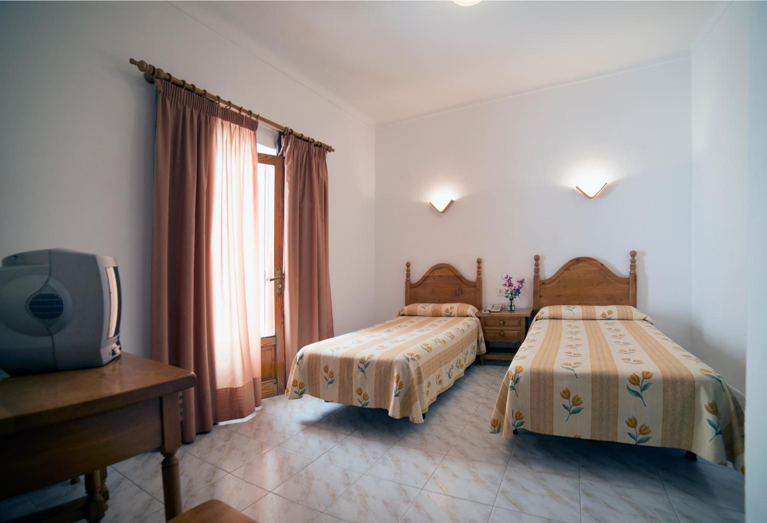 Twin Room with City View photo 2