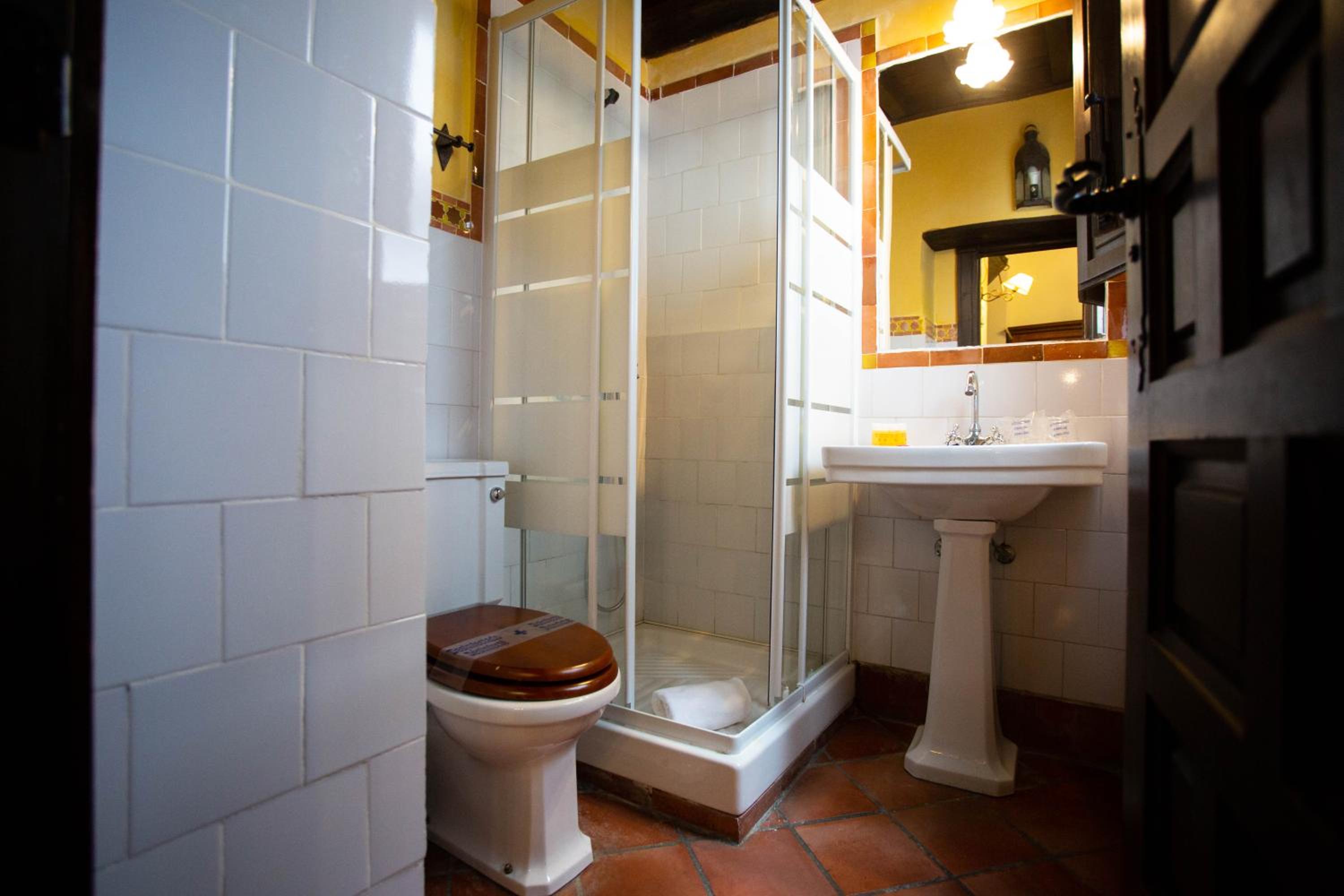 Standard Double or Twin Room - Photo 4