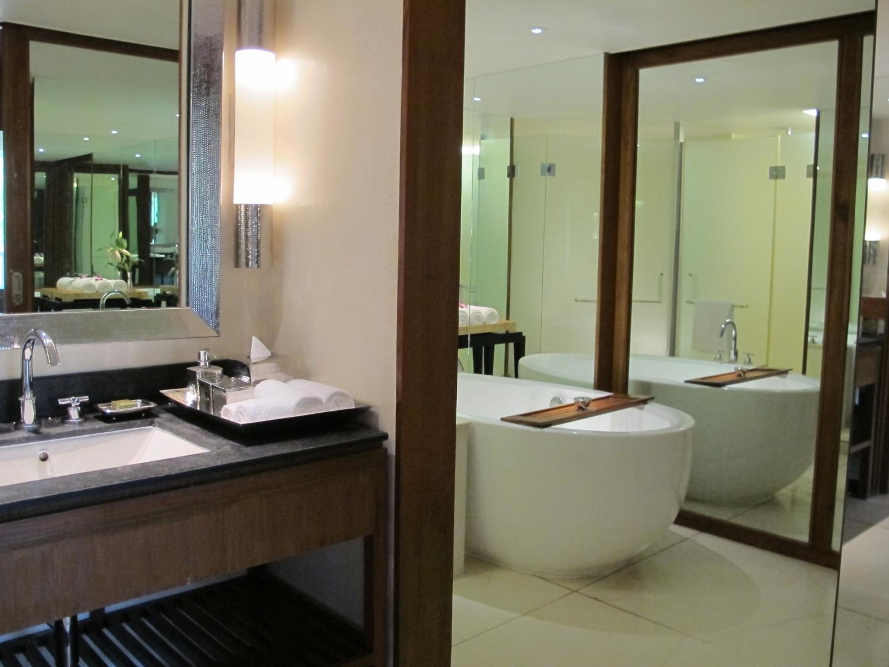 Family Suite with Balcony - Complimentary Gonsua beach shuttle service - Photo 4