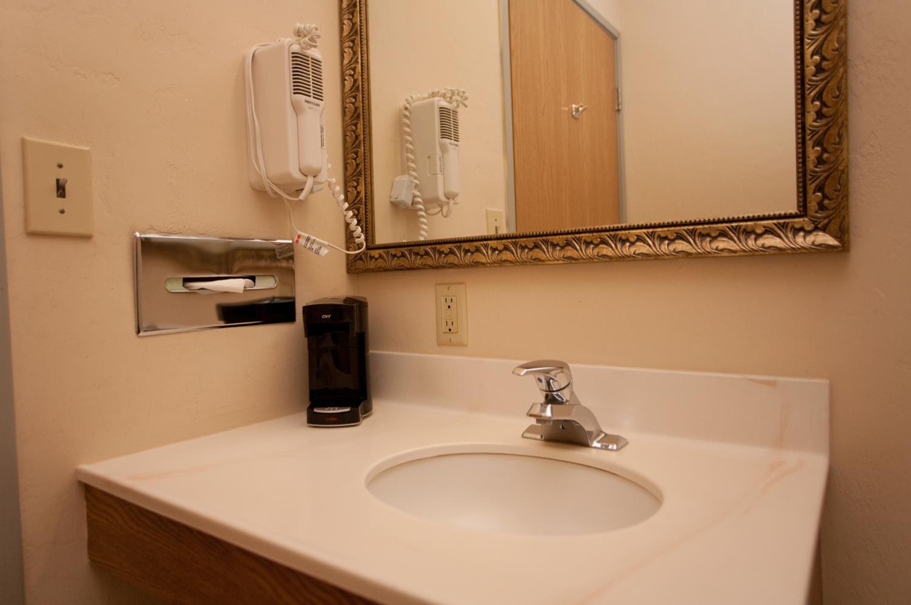 King Room - Non-Smoking - Photo 5
