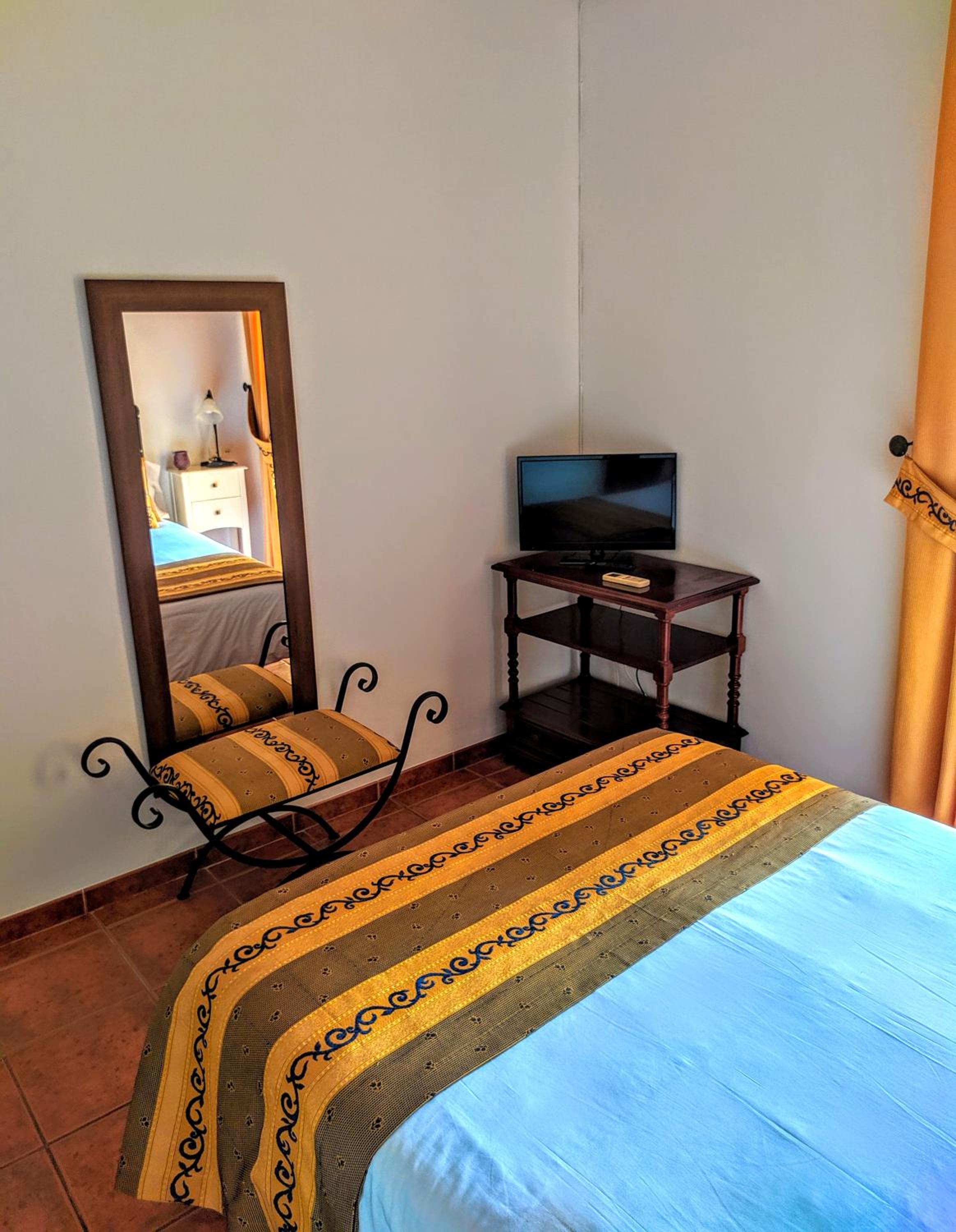 Standard Double or Twin Room with Garden View - Photo 8